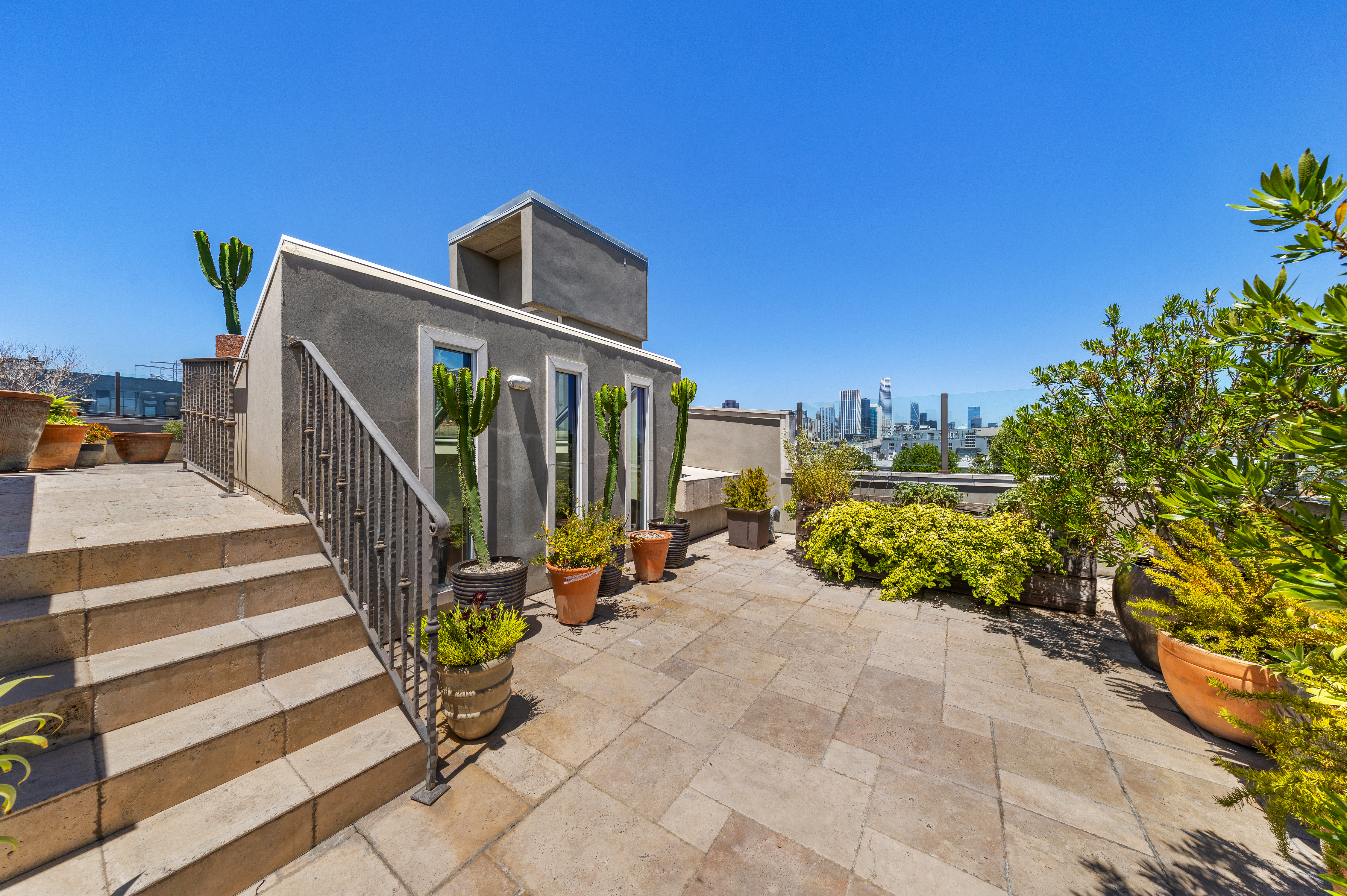  Spectacular Renovated SOMA Home with Rare Museum-Like 7-Car Garage - 物件實景
