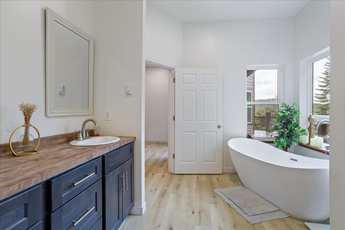 Sagle, Idaho, 83860, United States, 3 Bedrooms Bedrooms, ,4 BathroomsBathrooms,Residential,For Sale,1976949