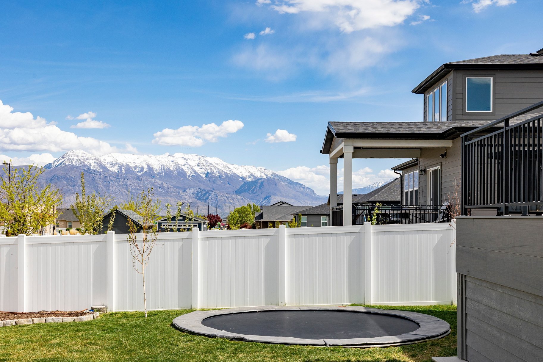  Spacious rambler with ADU. Open design and backyard made for living. - 物件實景