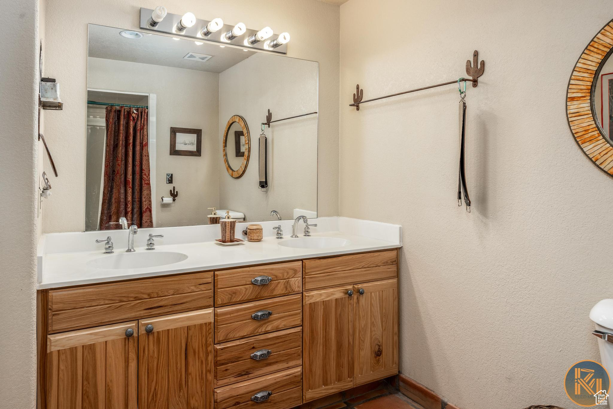 Kanab, Utah, 84741, United States, 2 Bedrooms Bedrooms, ,3 BathroomsBathrooms,Residential,For Sale,1903679