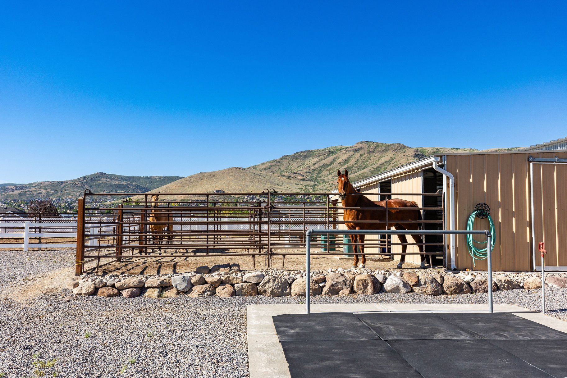  Fully Equipped Horse Property with Trail Access & Neighborhood Arena - 物件實景