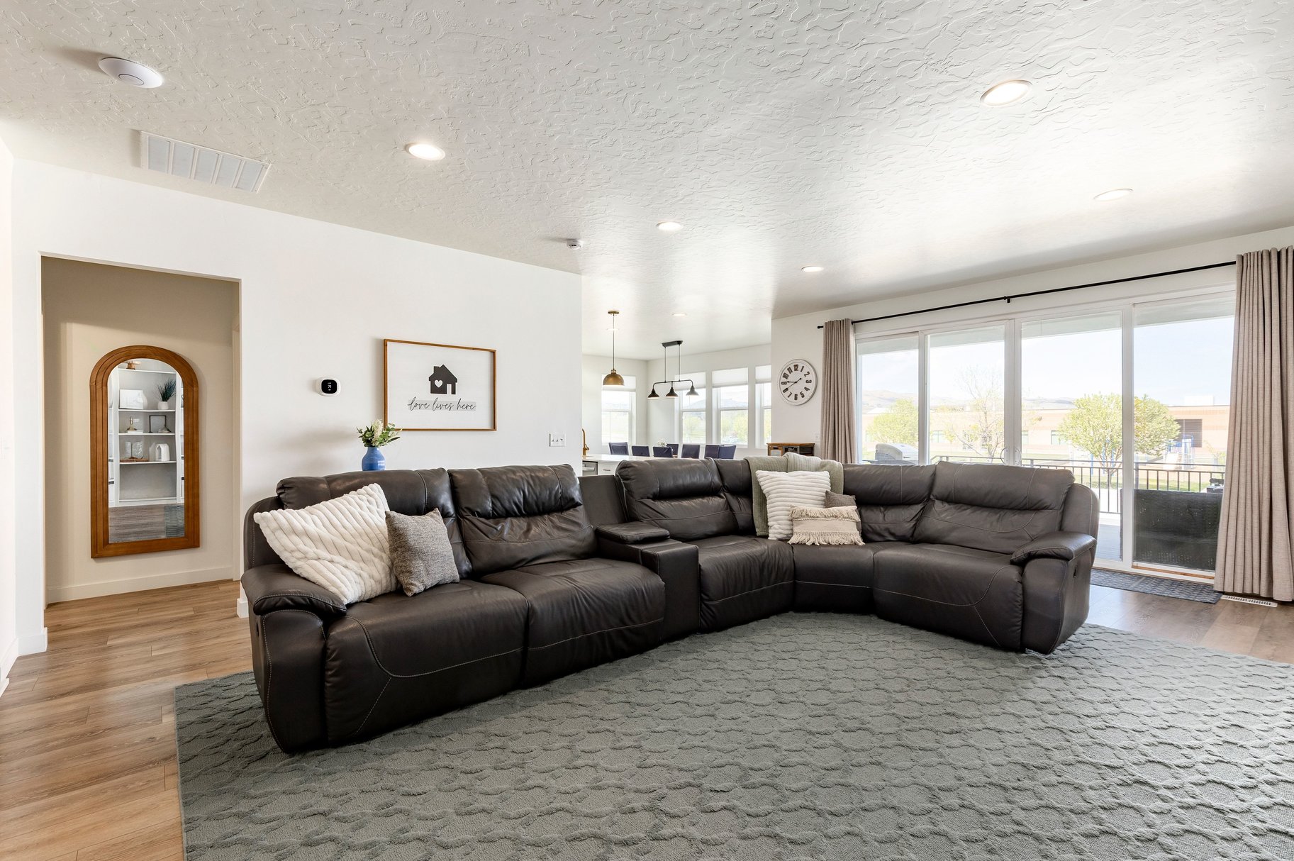  Spacious rambler with ADU. Open design and backyard made for living. - 物件實景