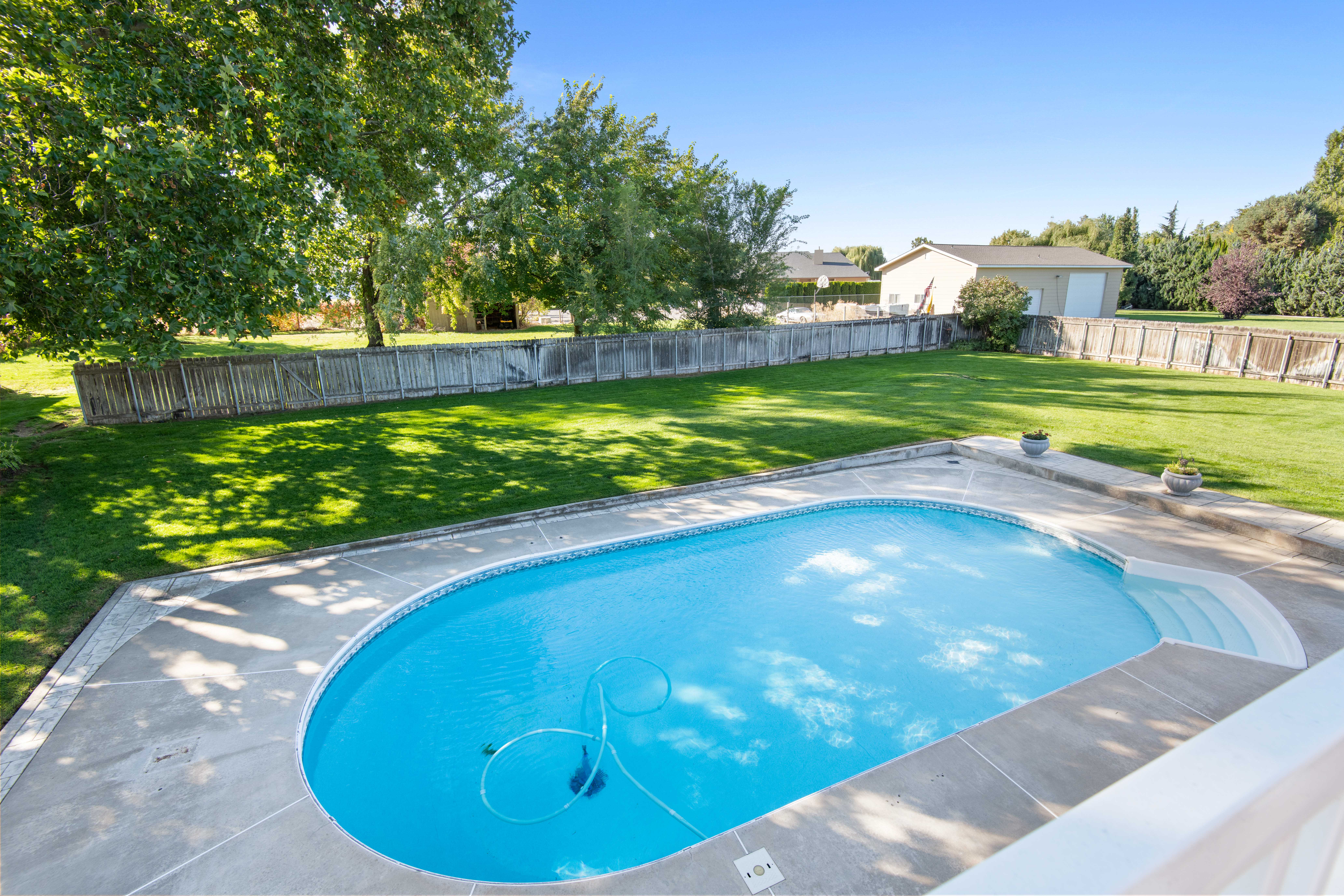  Property with a POOL and room for a shop - 物件實景