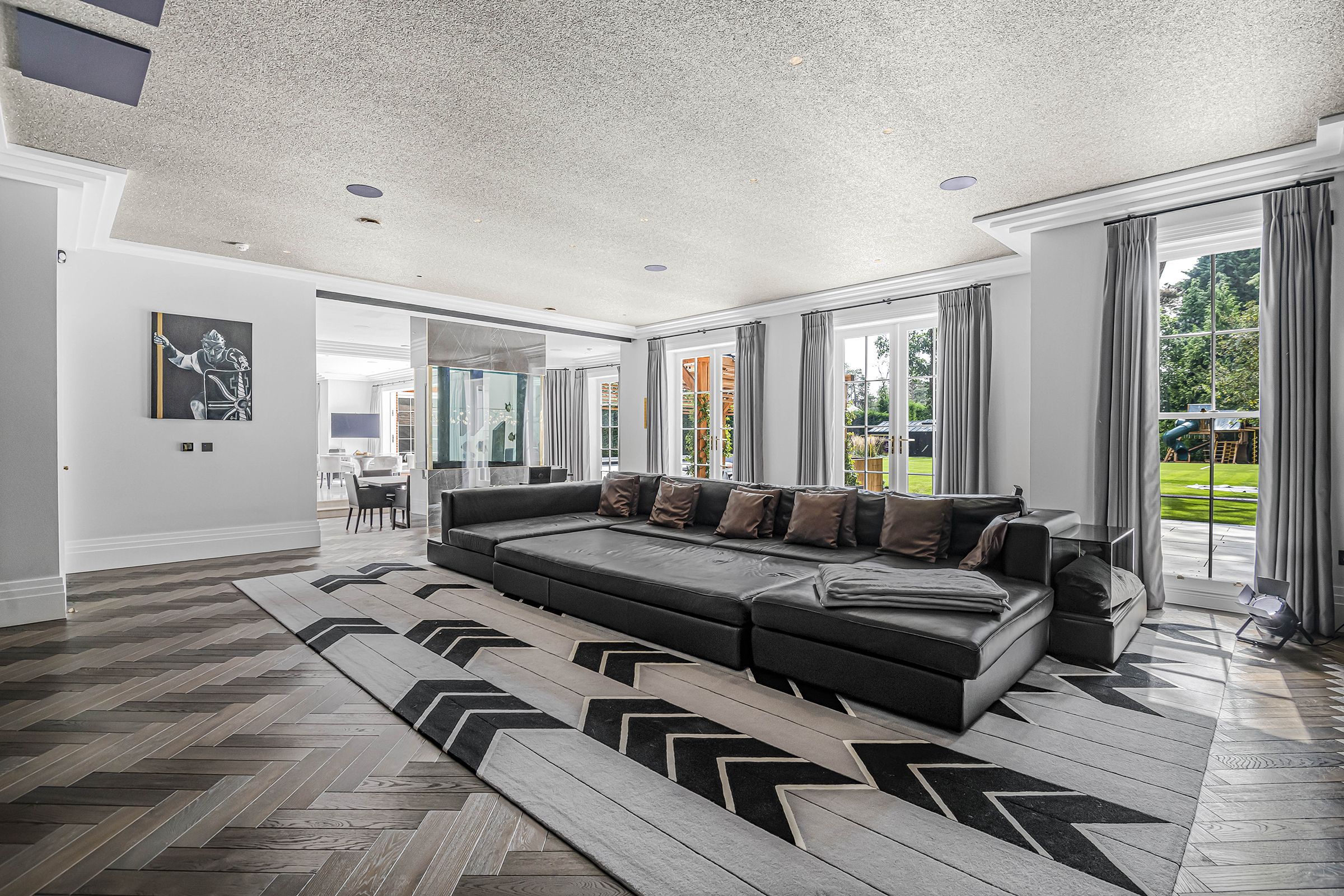  Luxury amenities and an abundance of space in this gated home - 物件實景