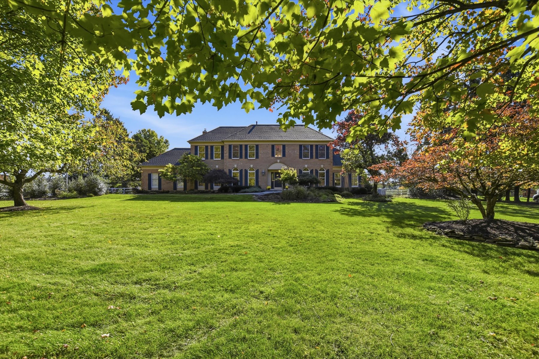  Distinctive Colonial Home Located in Well-Established Neighborhood - 物件實景