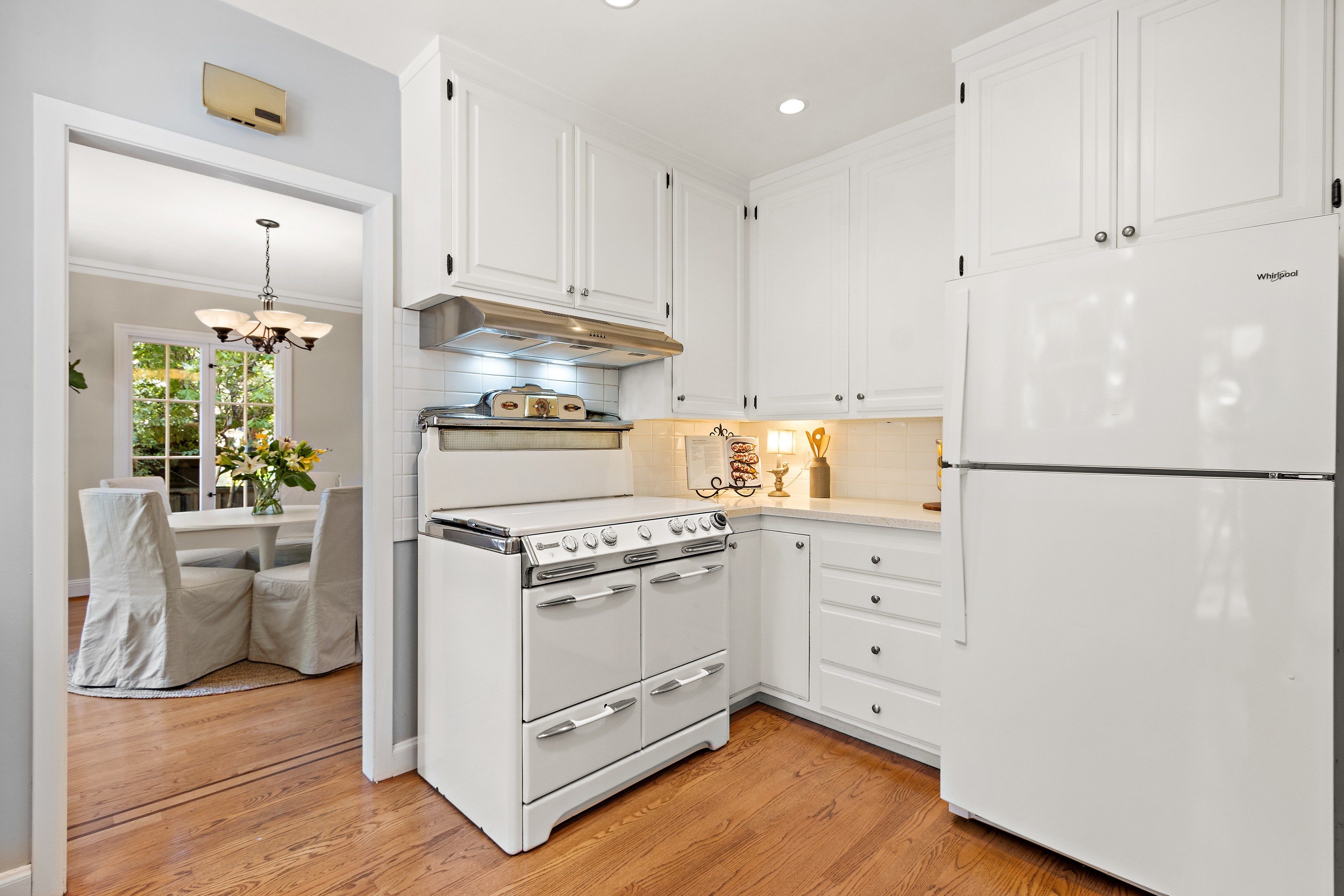 Crocker Highlands Classic with Modern Touches and Backyard Retreat - 物件實景