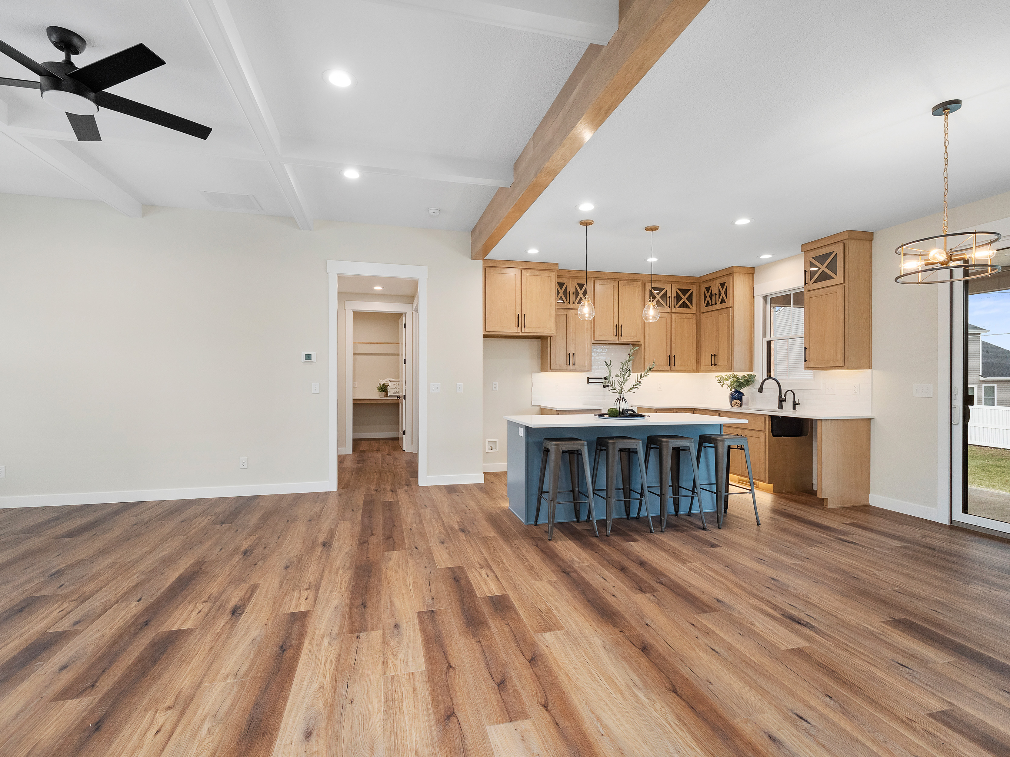  Modern Farmhouse w/ High-End Finishes - 物件實景