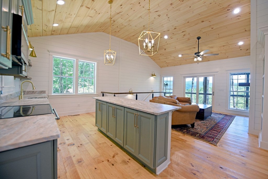 Blue Ridge, Georgia, 30513, United States, 2 Bedrooms Bedrooms, ,2 BathroomsBathrooms,Residential,For Sale,1805607