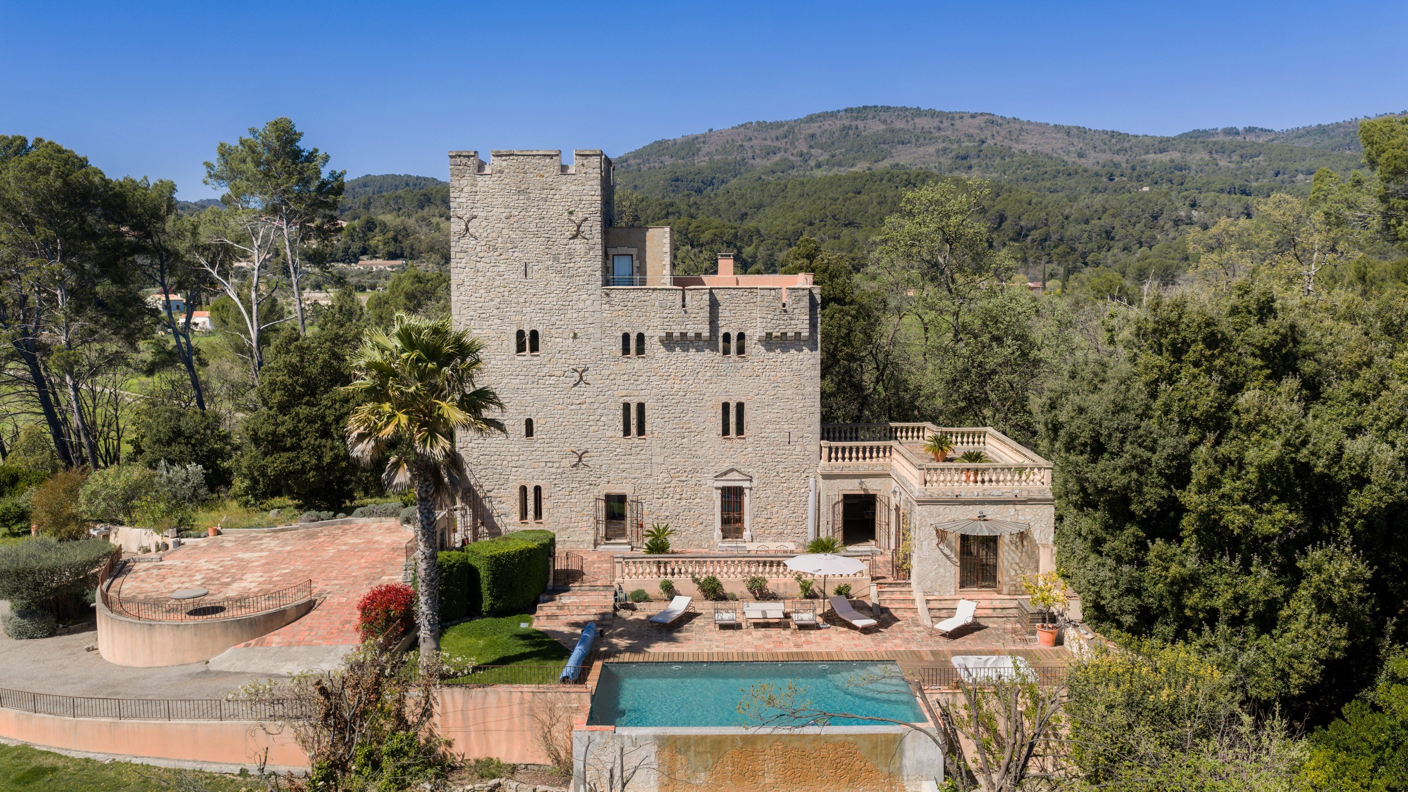  A Medieval Tower Reimagined as an Exceptional Residence - 物件實景