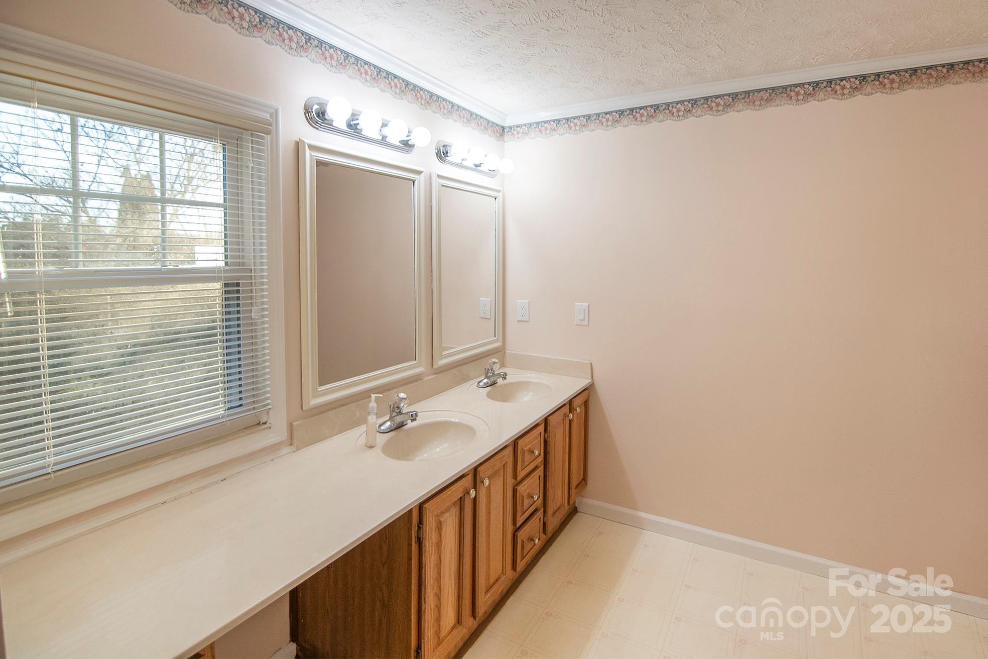 Hendersonville, North Carolina, 28792, United States, 3 Bedrooms Bedrooms, ,3 BathroomsBathrooms,Residential,For Sale,1976526