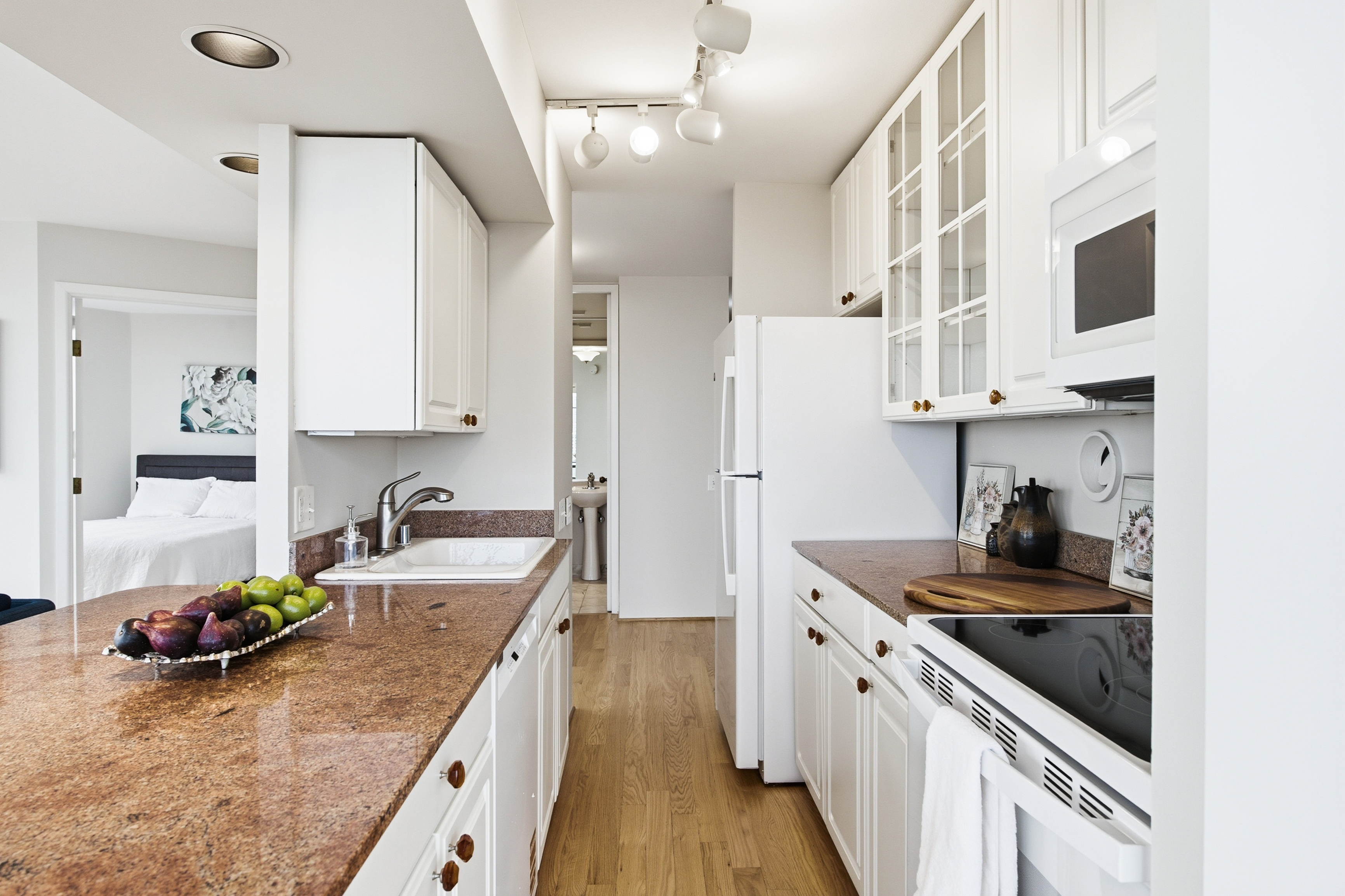  Spectacular 2-bedroom, 2-bath Corner Residence Perched High Above Lincoln Park - 物件實景