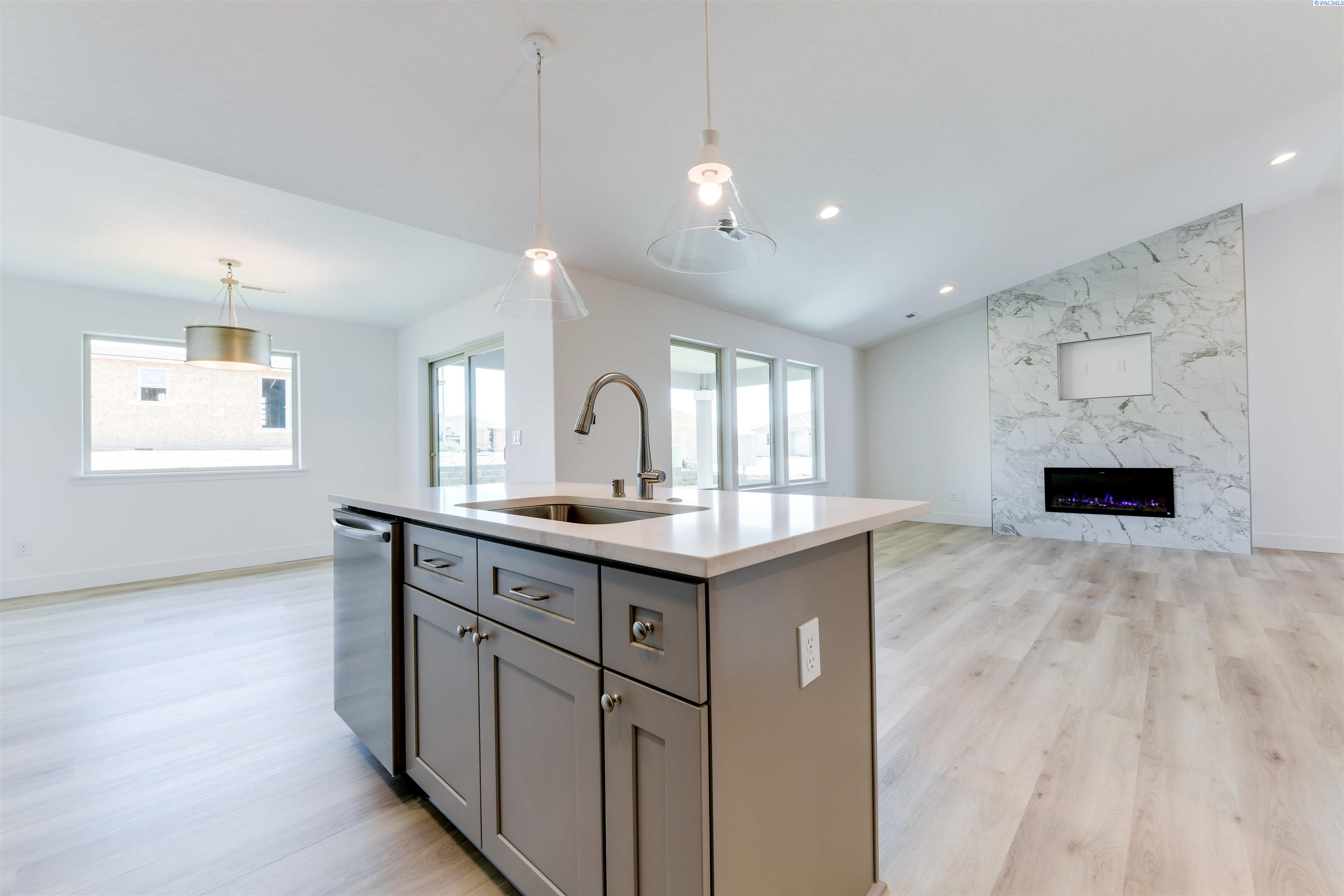 Kennewick, Washington, 99338, United States, 3 Bedrooms Bedrooms, ,1 BathroomBathrooms,Residential,For Sale,1901693