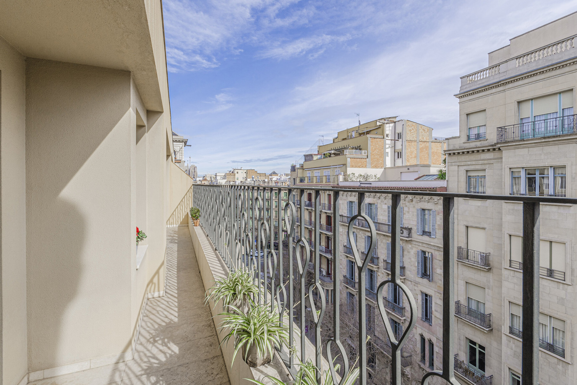  Impressive duplex adjacent to Gaudí