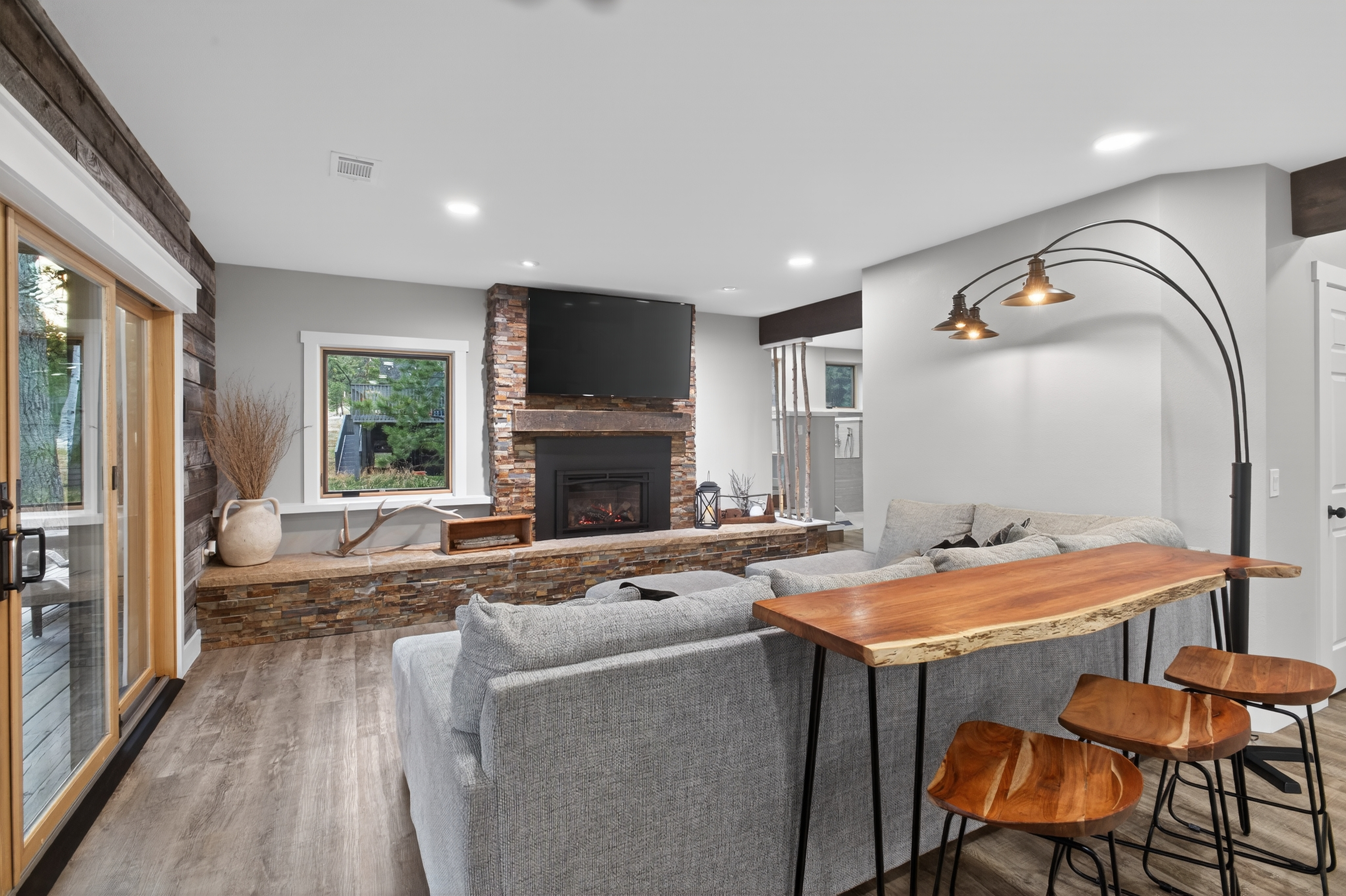  Thoughtfully Updated Throughout - 物件實景