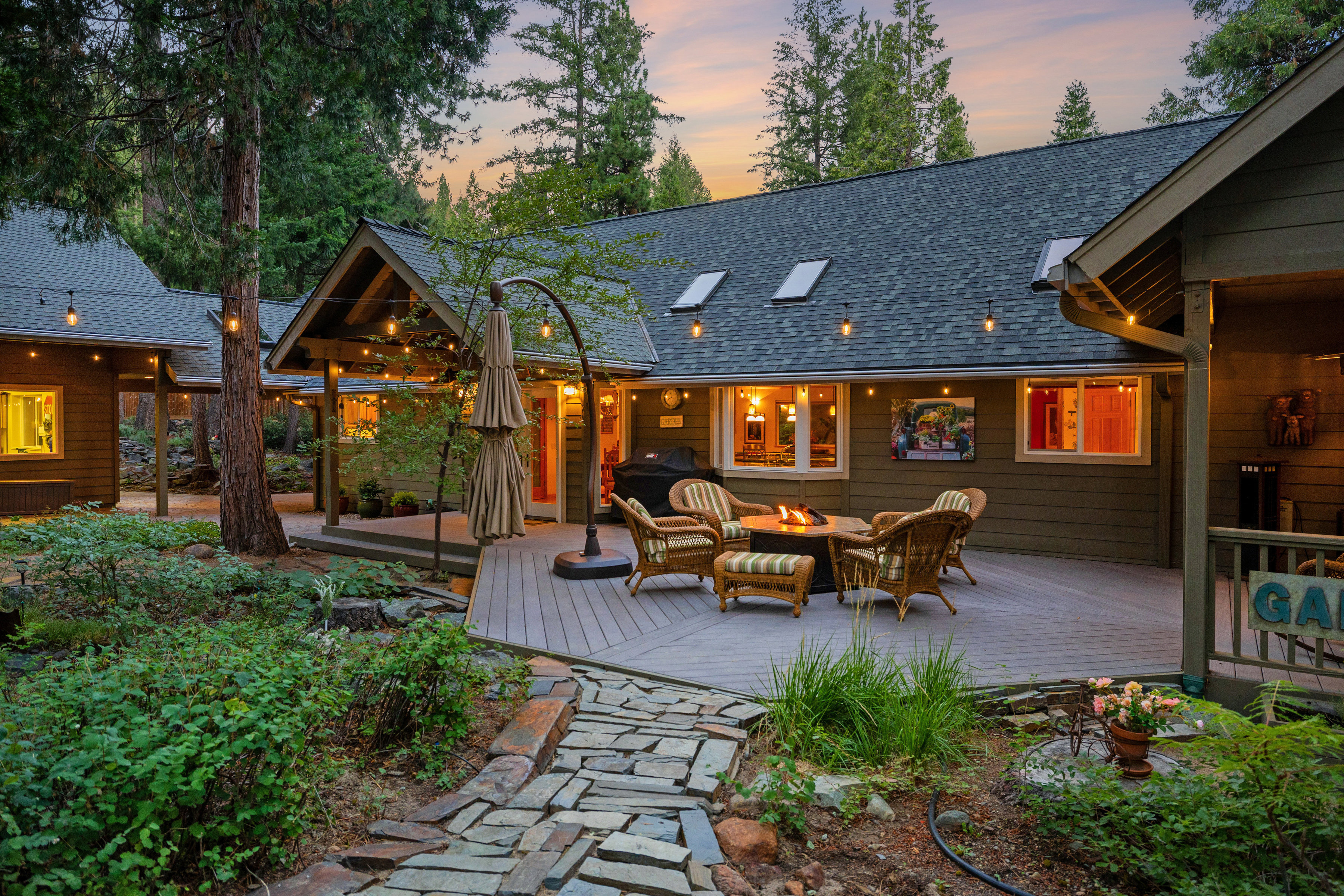  Luxury Mountain Retreat with Guest House on 1 Acre in the Heart of Graeagle - 物件實景