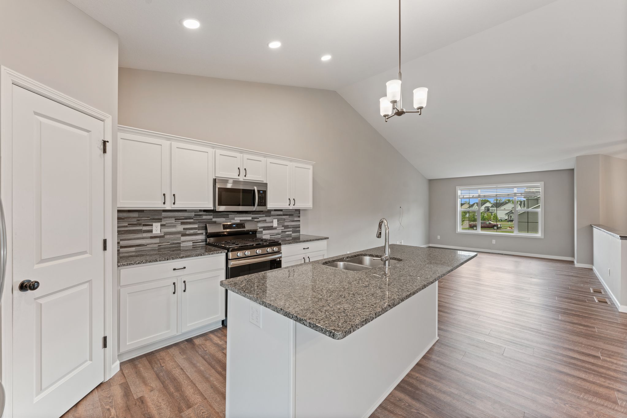  Spacious Walkout Living on a Prime Corner Lot - 物件實景
