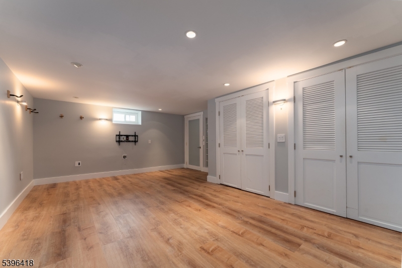 Raritan Twp., New Jersey, 08822, United States, 3 Bedrooms Bedrooms, ,2 BathroomsBathrooms,Residential,For Sale,1991179