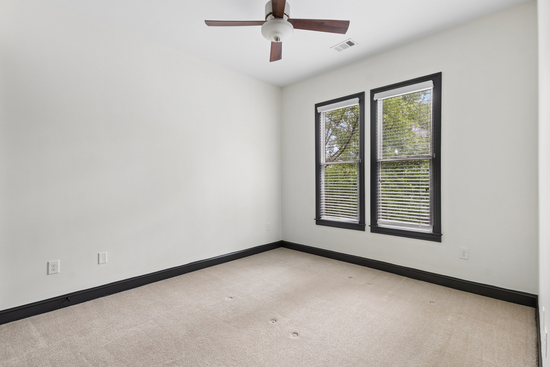  End-Unit Townhome with Fenced Backyard in Prime Location - 物件實景