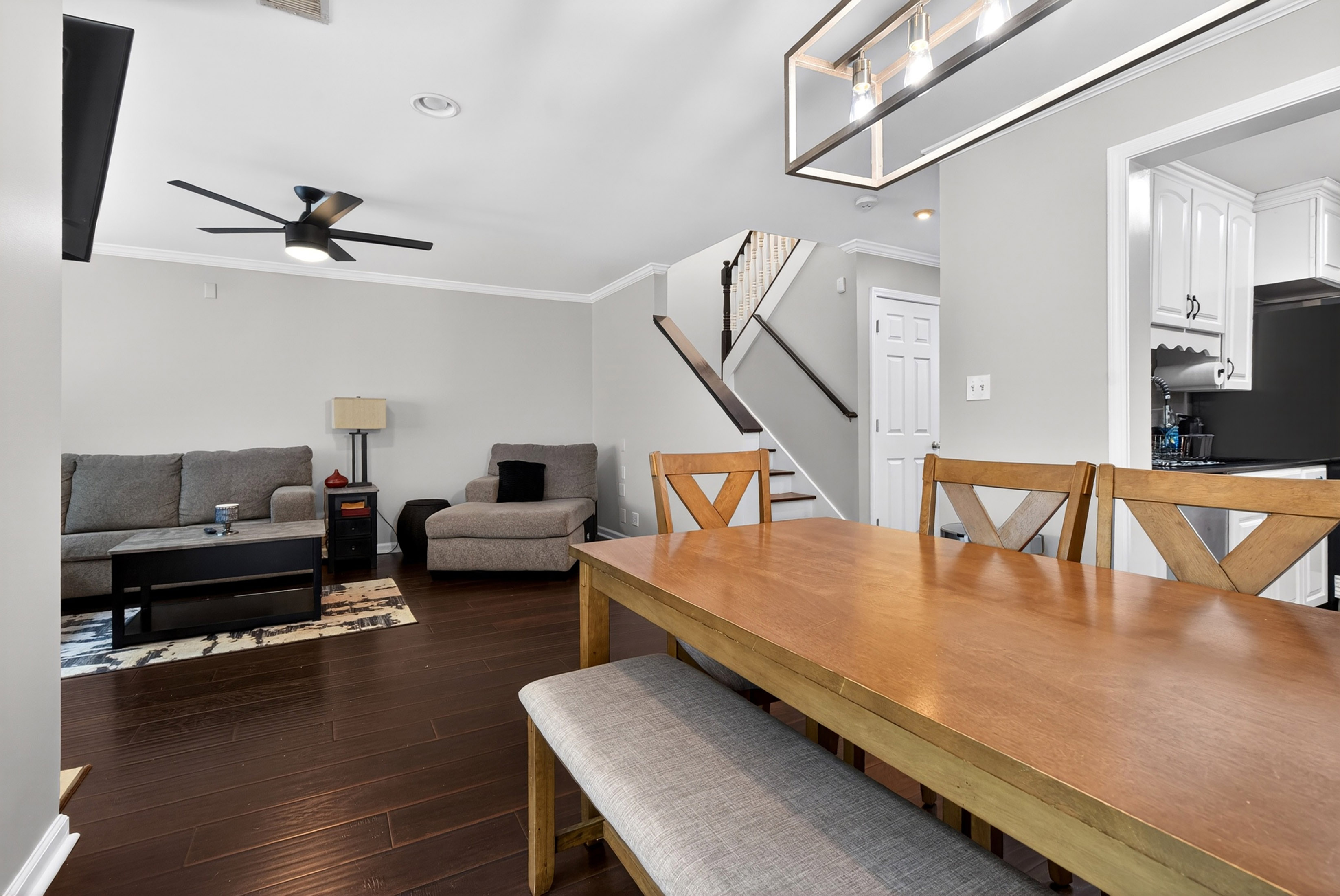  Townhouse-style Condo Offers Solid Value and Strong Upside Potential - 物件實景