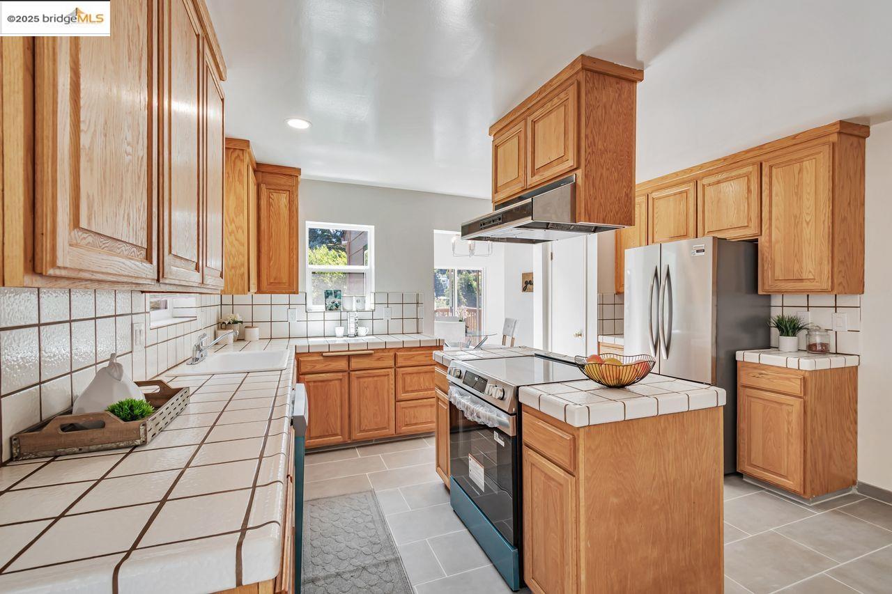 Oakland, California, 94611, United States, 4 Bedrooms Bedrooms, ,2 BathroomsBathrooms,Residential,For Sale,1906699