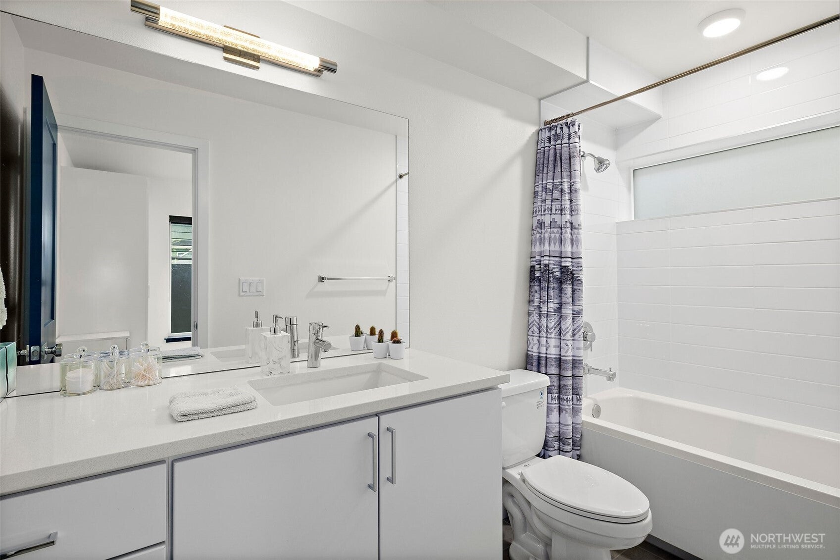 Seattle, Washington, 98102, United States, 2 Bedrooms Bedrooms, ,1 BathroomBathrooms,Residential,For Sale,1980377