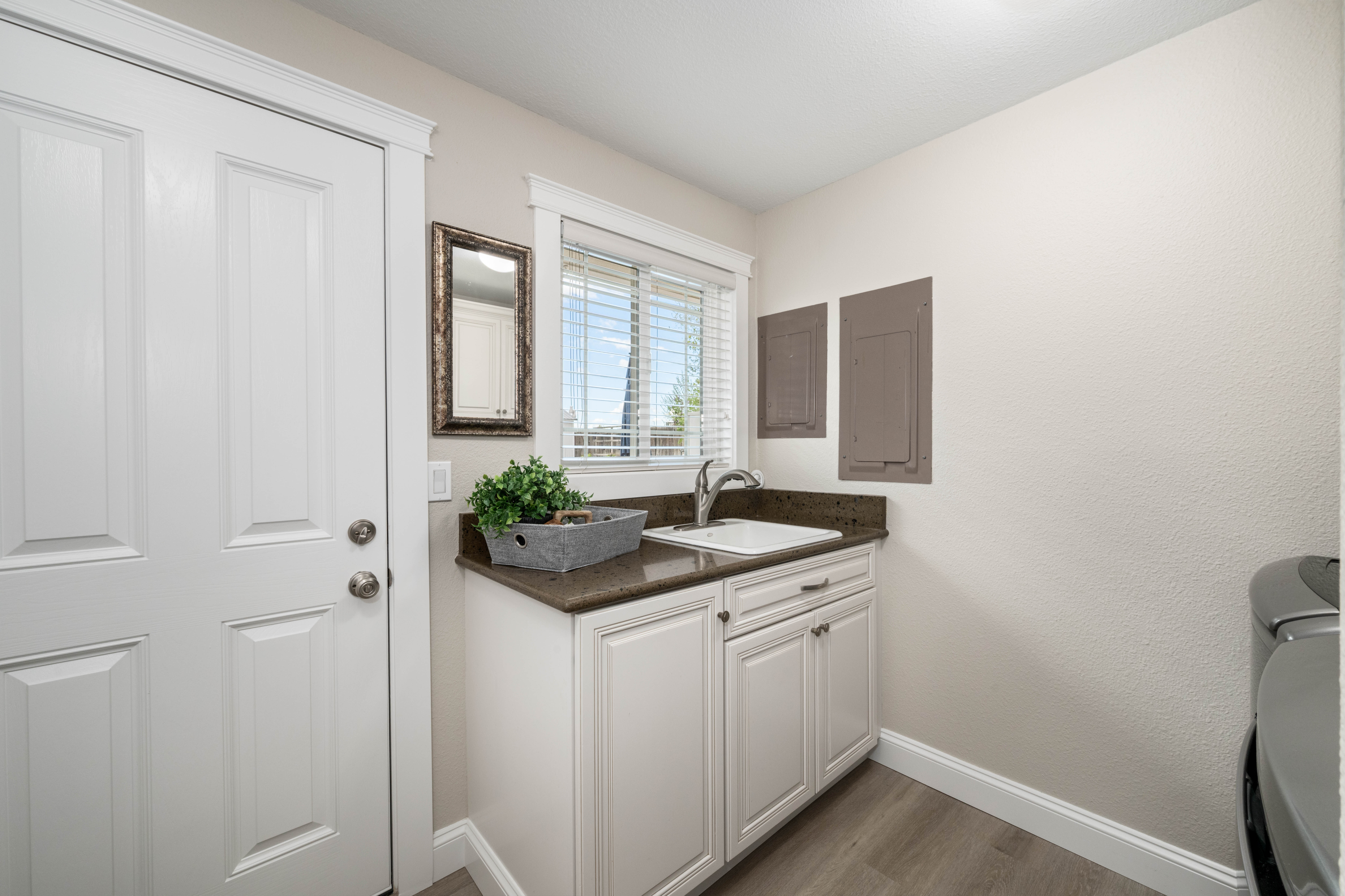  ROOM FOR SHOP/ POOL. IMMACULATELY CARED FOR HOME - 物件實景