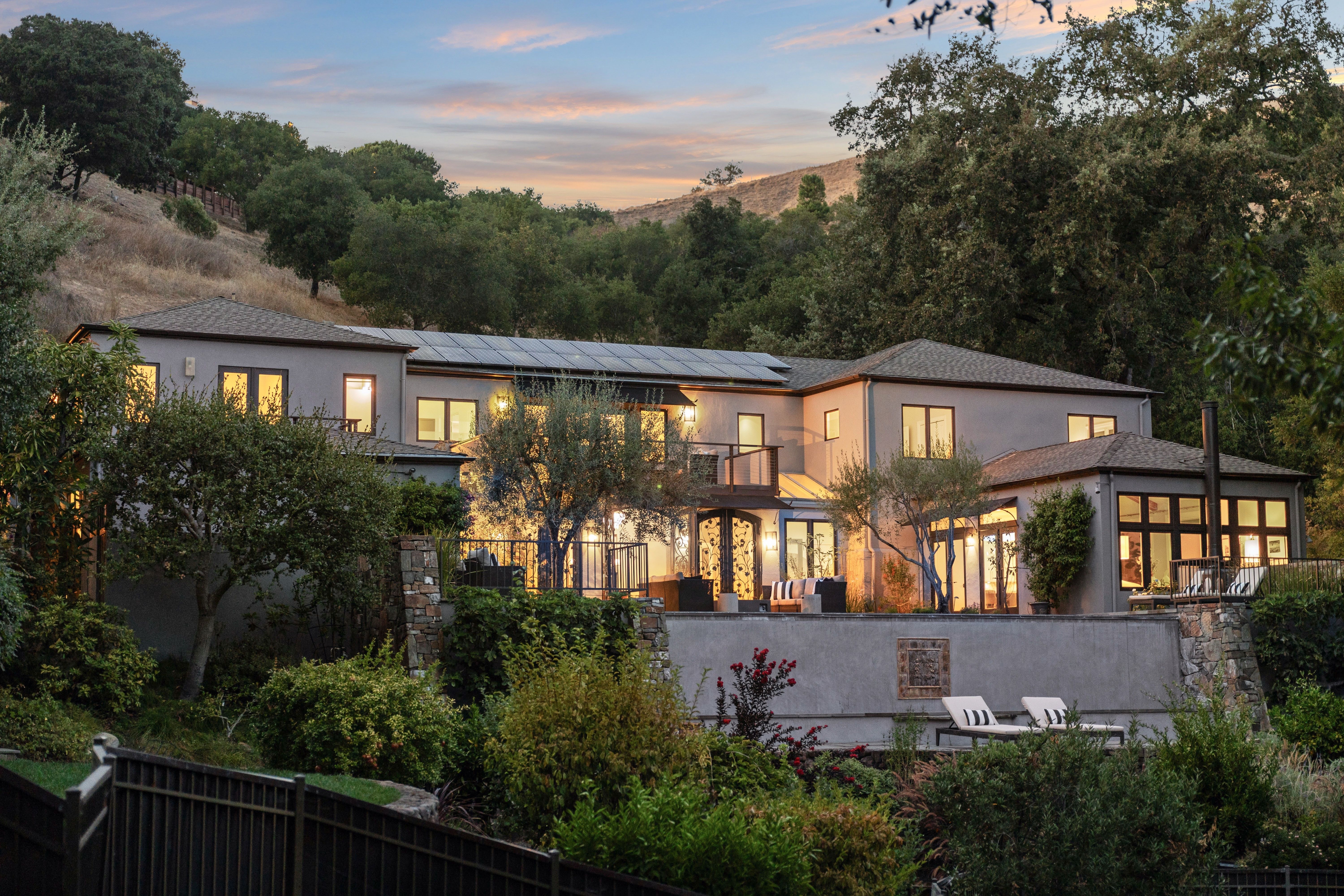  Resort Living in Sorich Park — Gated Mediterranean Estate With Pool and Views - 物件實景