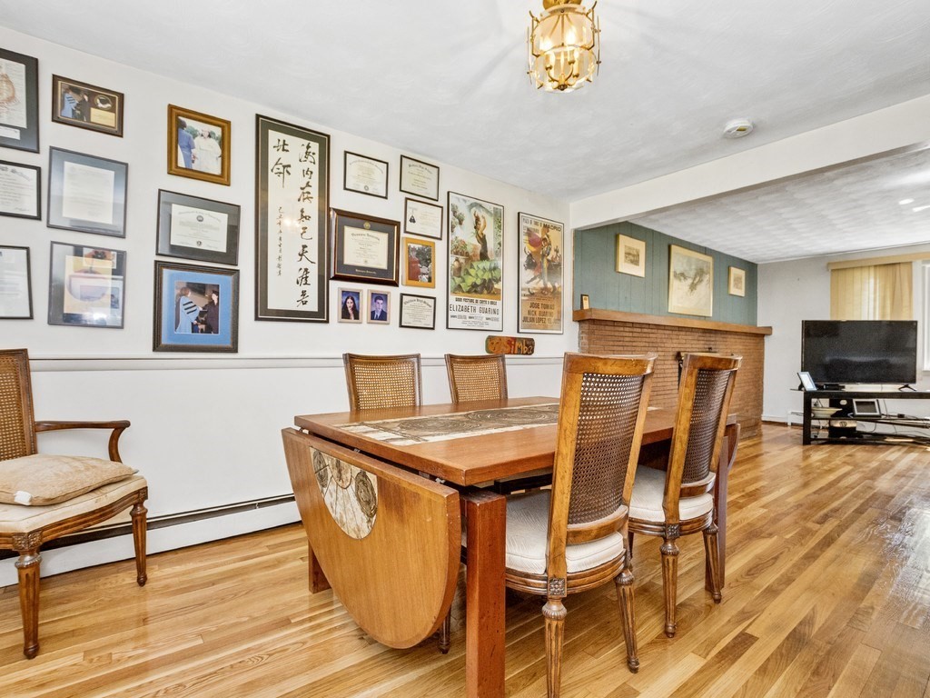 Waltham, Massachusetts, 02452, United States, 4 Bedrooms Bedrooms, ,2 BathroomsBathrooms,Residential,For Sale,1939340