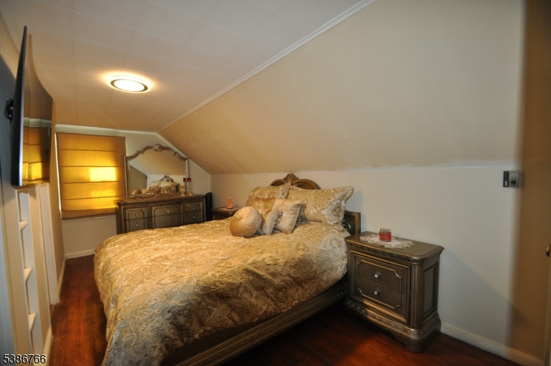 Burlington, Springfield Township`, New Jersey, 07081, United States, 4 Bedrooms Bedrooms, ,3 BathroomsBathrooms,Residential,For Sale,1979460