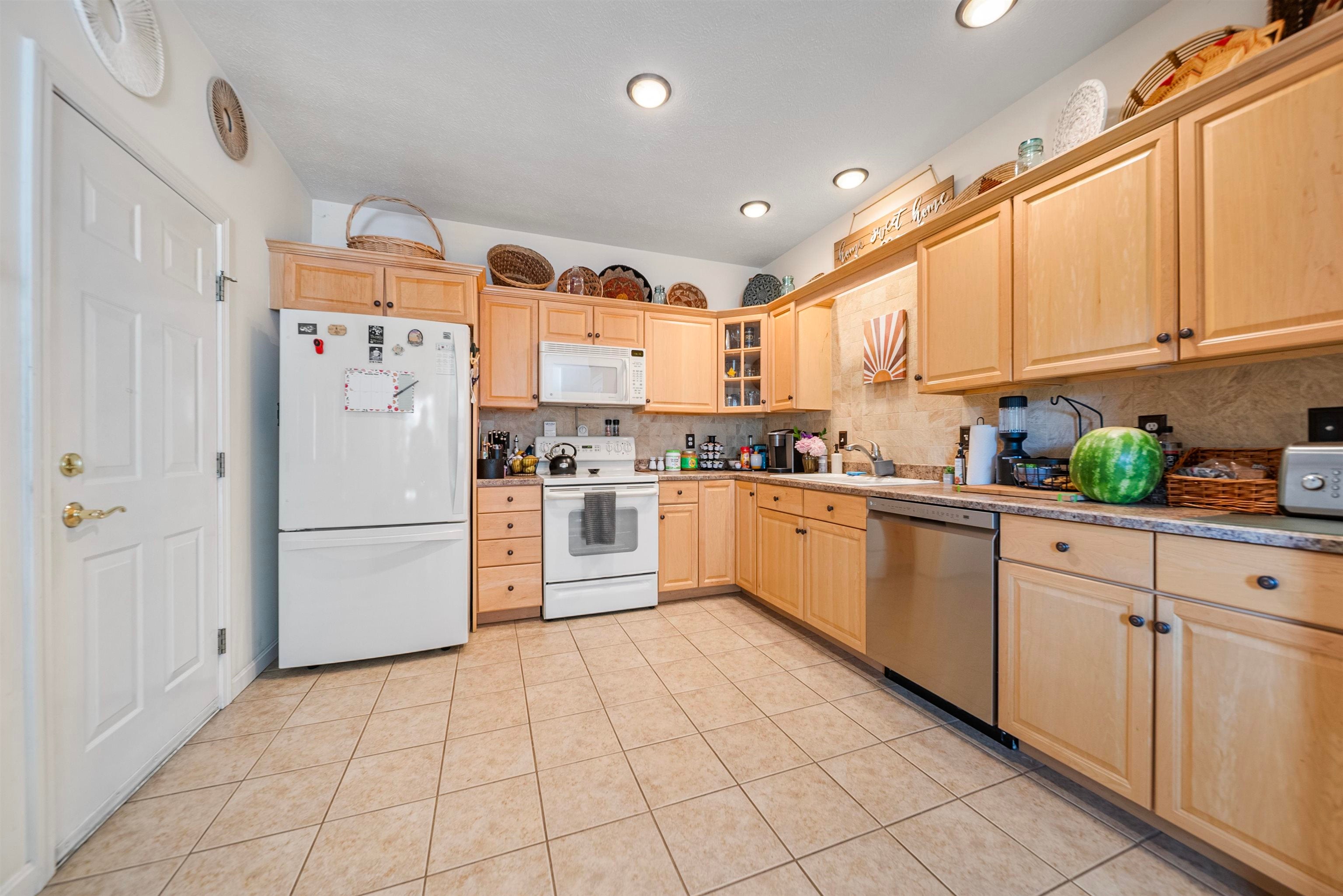Hooksett, New Hampshire, 03106, United States, 2 Bedrooms Bedrooms, ,2 BathroomsBathrooms,Residential,For Sale,1911621