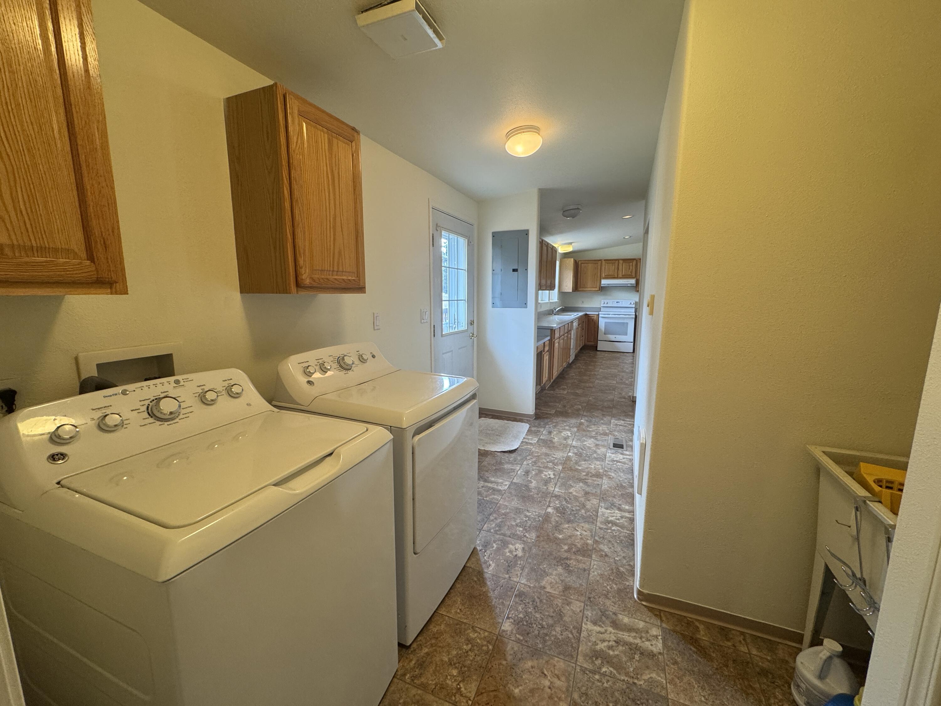 Prineville, Oregon, 97754, United States, 3 Bedrooms Bedrooms, ,2 BathroomsBathrooms,Residential,For Sale,1973827