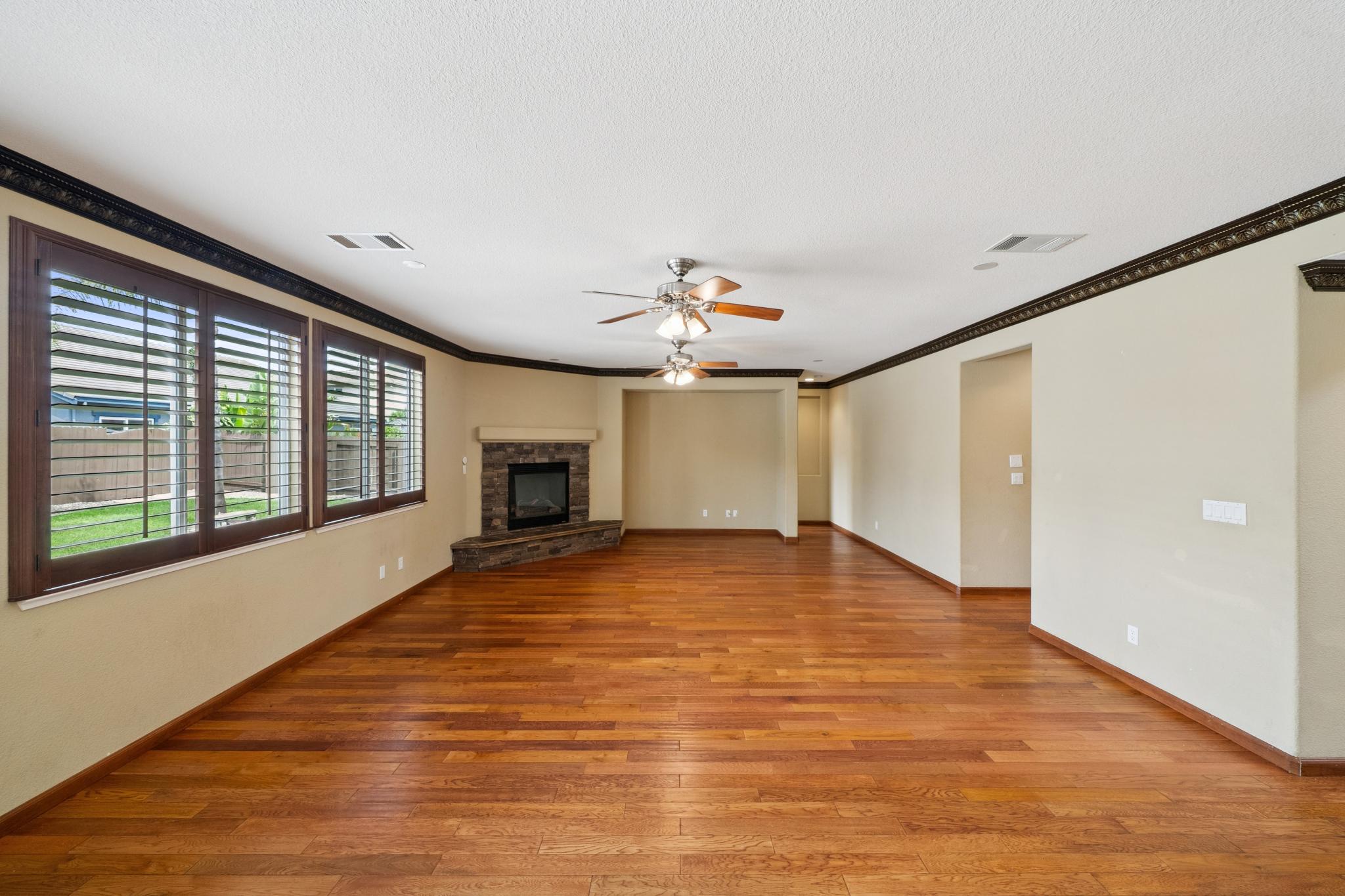  Gorgeous Two-Story Oakley Home - 物件實景