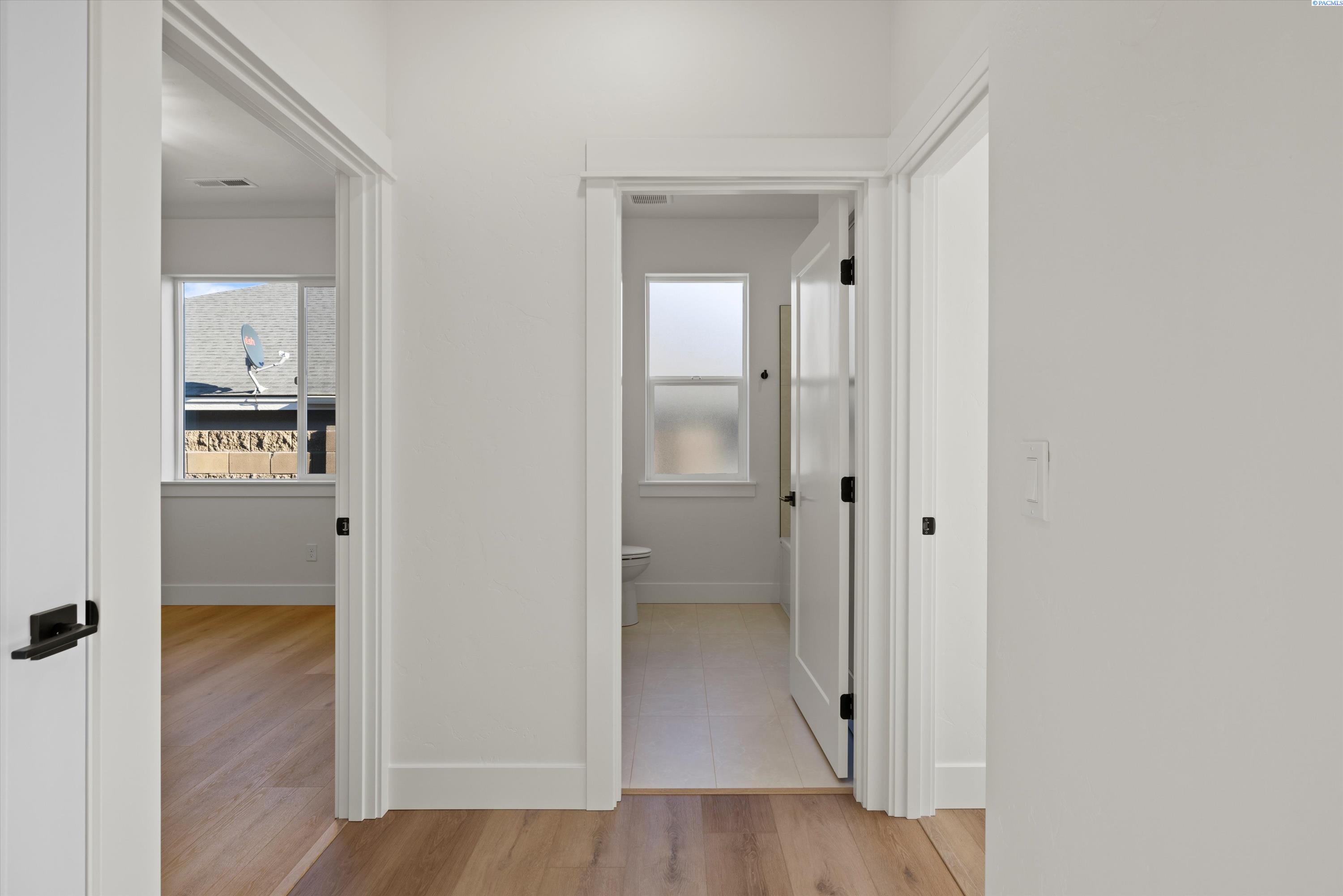 Richland, Washington, 99352, United States, 4 Bedrooms Bedrooms, ,3 BathroomsBathrooms,Residential,For Sale,1996125