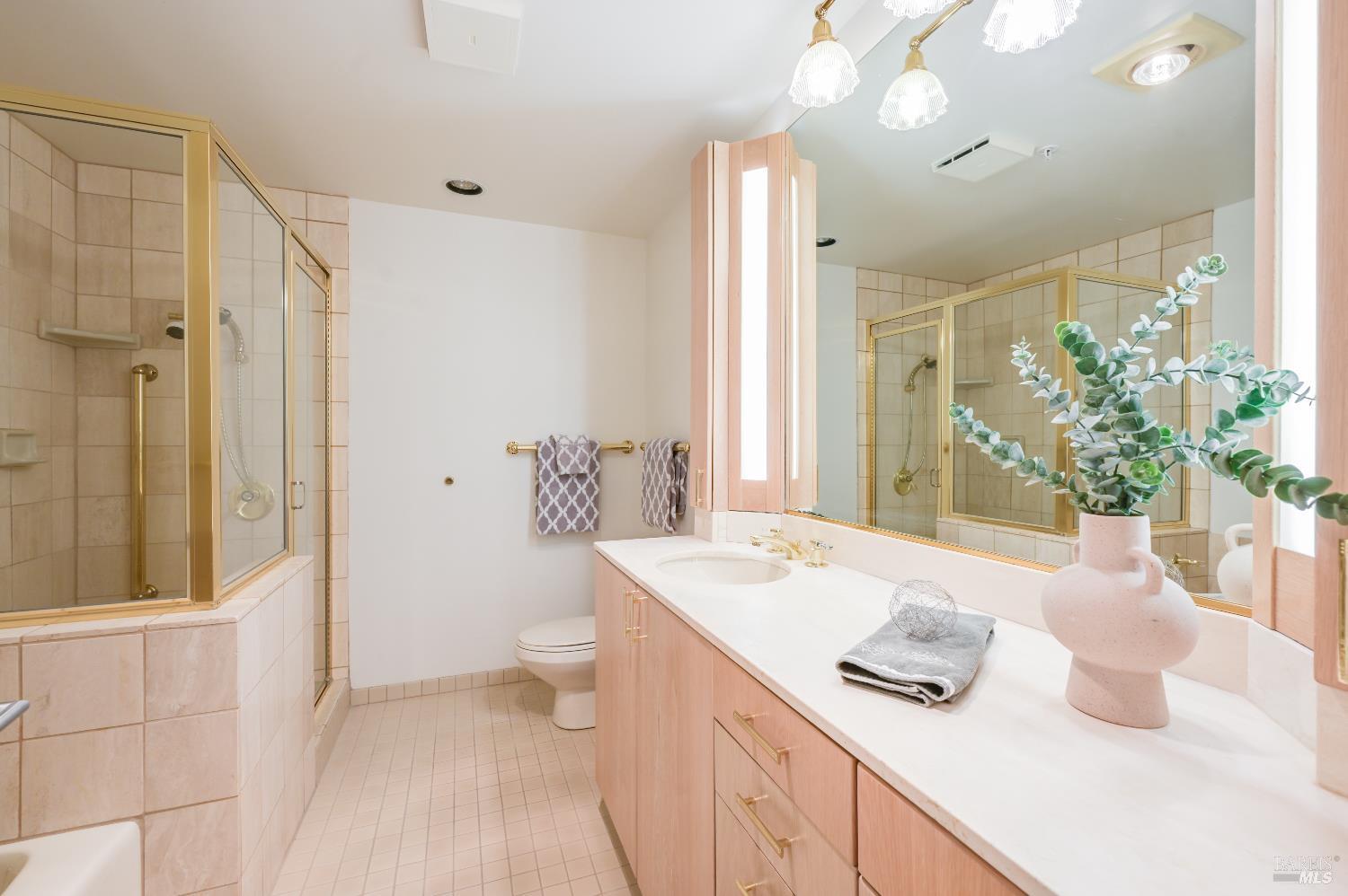 San Rafael, California, 94903, United States, 1 Bedroom Bedrooms, ,2 BathroomsBathrooms,Residential,For Sale,2003098