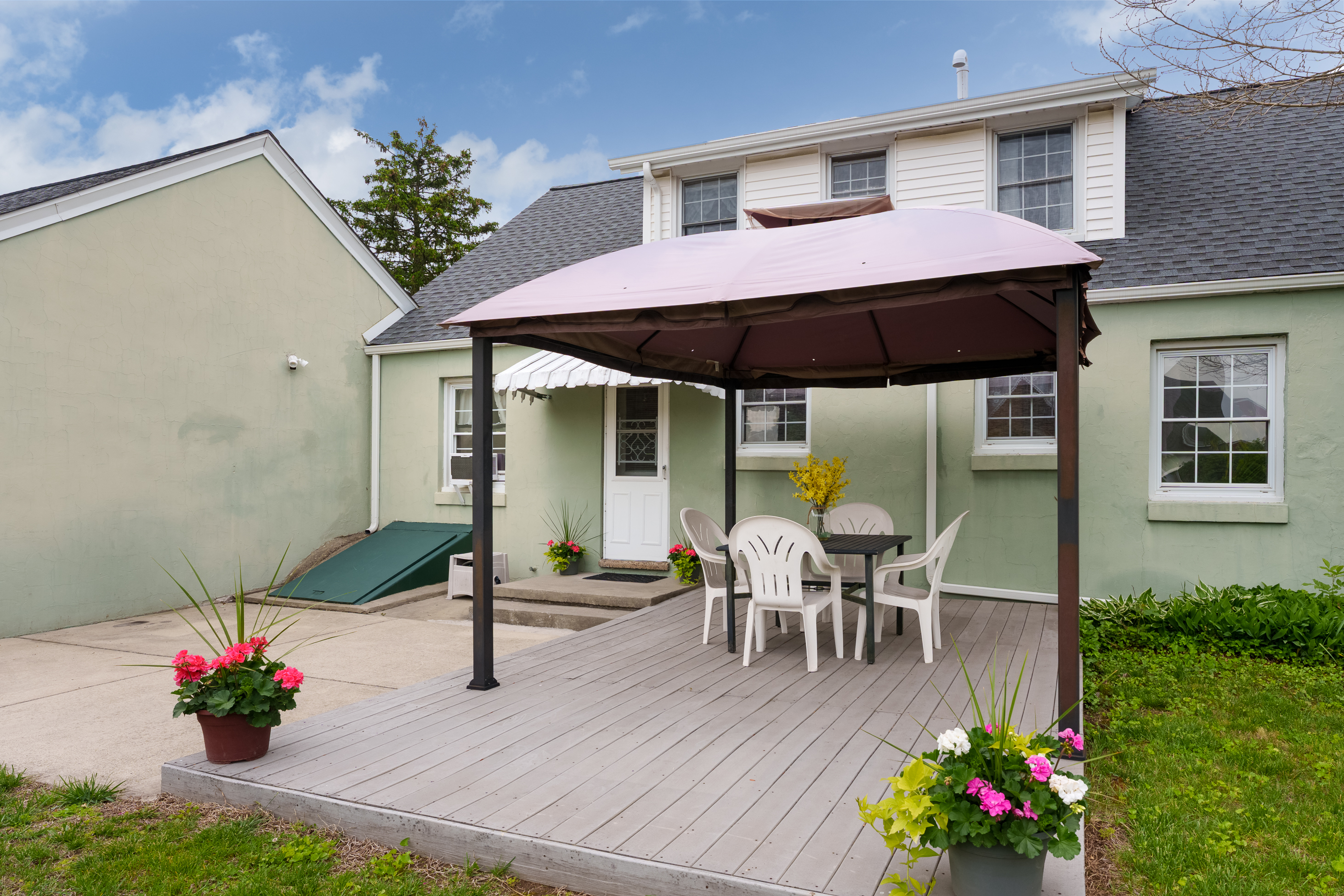  Well-Maintained Cape with Spacious Rooms and a Three-Car Garage - 物件實景
