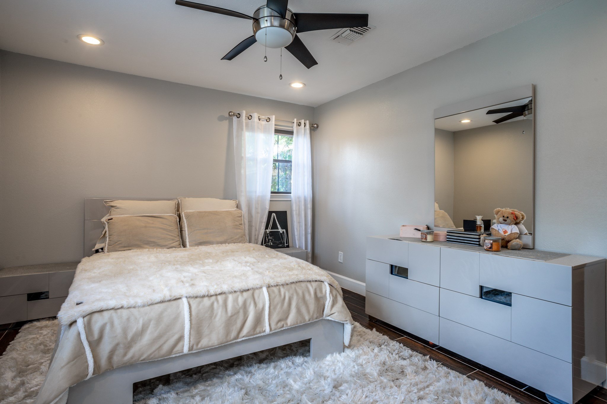 Houston, Texas, 77024, United States, 3 Bedrooms Bedrooms, ,2 BathroomsBathrooms,Residential,For Sale,2048860