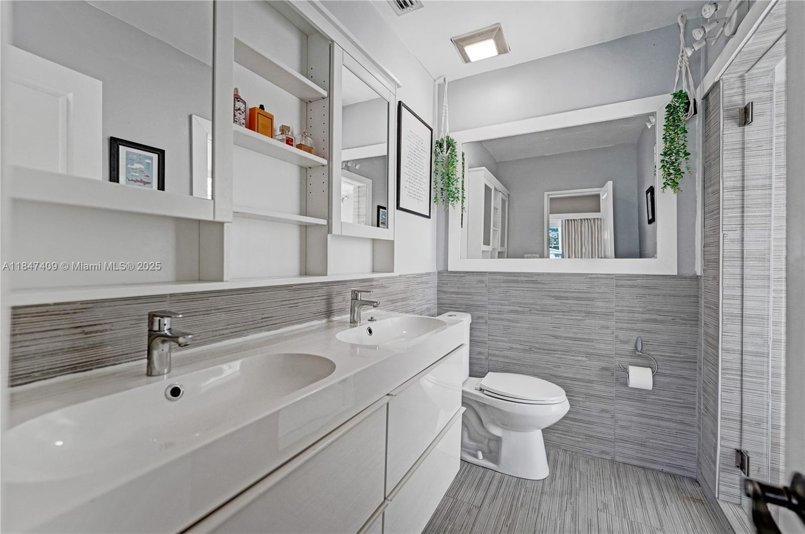 Fort Lauderdale, Florida, 33304, United States, 3 Bedrooms Bedrooms, ,2 BathroomsBathrooms,Residential,For Sale,1901342