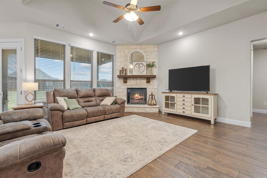 Waxahachie, Texas, 75165, United States, 4 Bedrooms Bedrooms, ,3 BathroomsBathrooms,Residential,For Sale,1981822