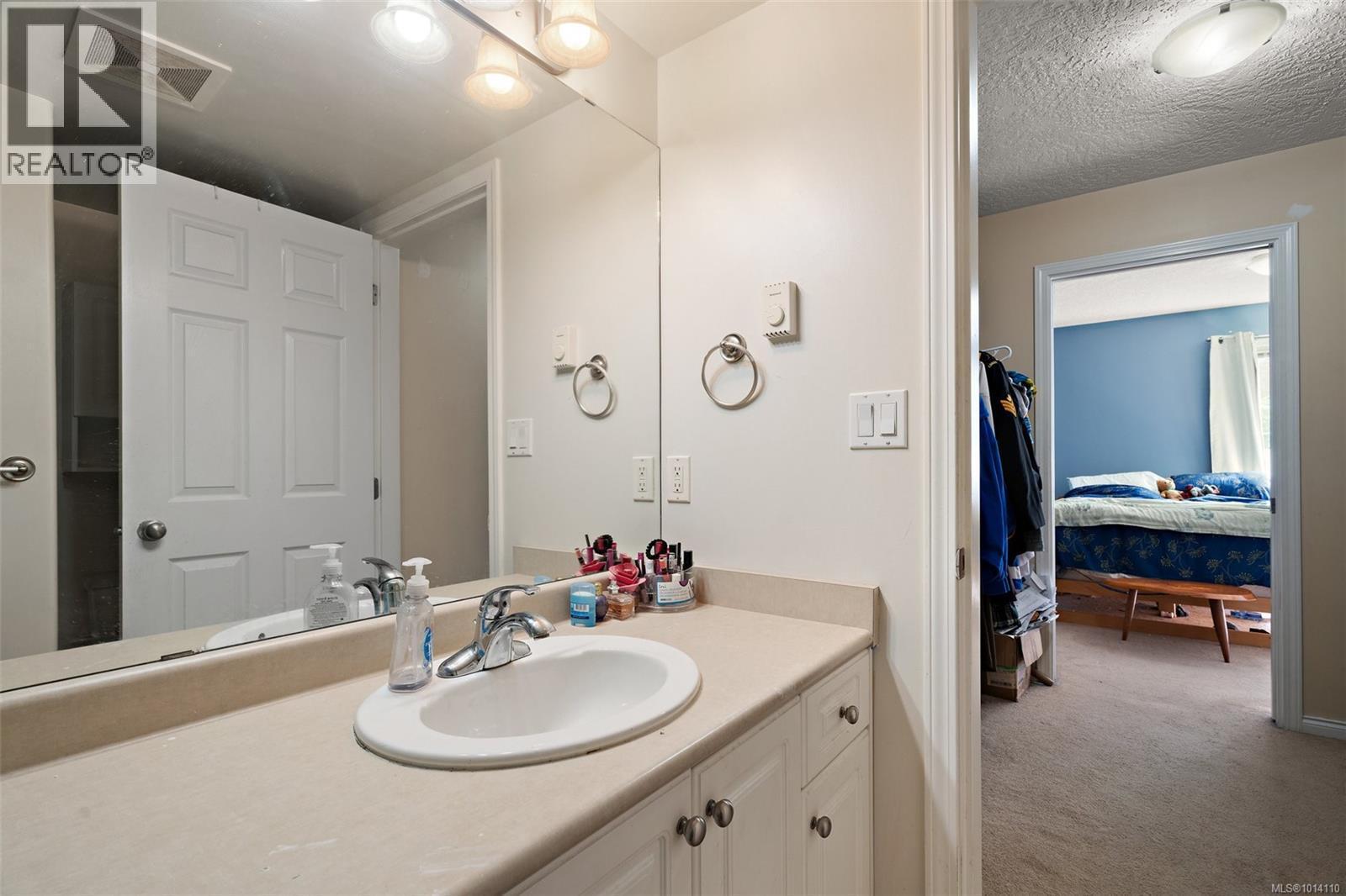 ESQUIMALT, British Columbia, V9A 4R8, CA, 2 Bedrooms Bedrooms, ,2 BathroomsBathrooms,Residential,For Sale,1948785
