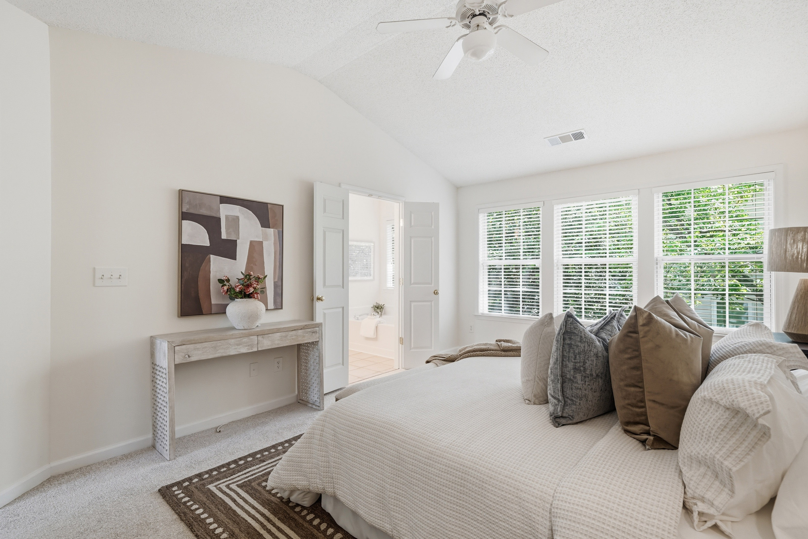  Beautifully Maintained Townhome in Sought-After Creekside at Mansell - 物件實景