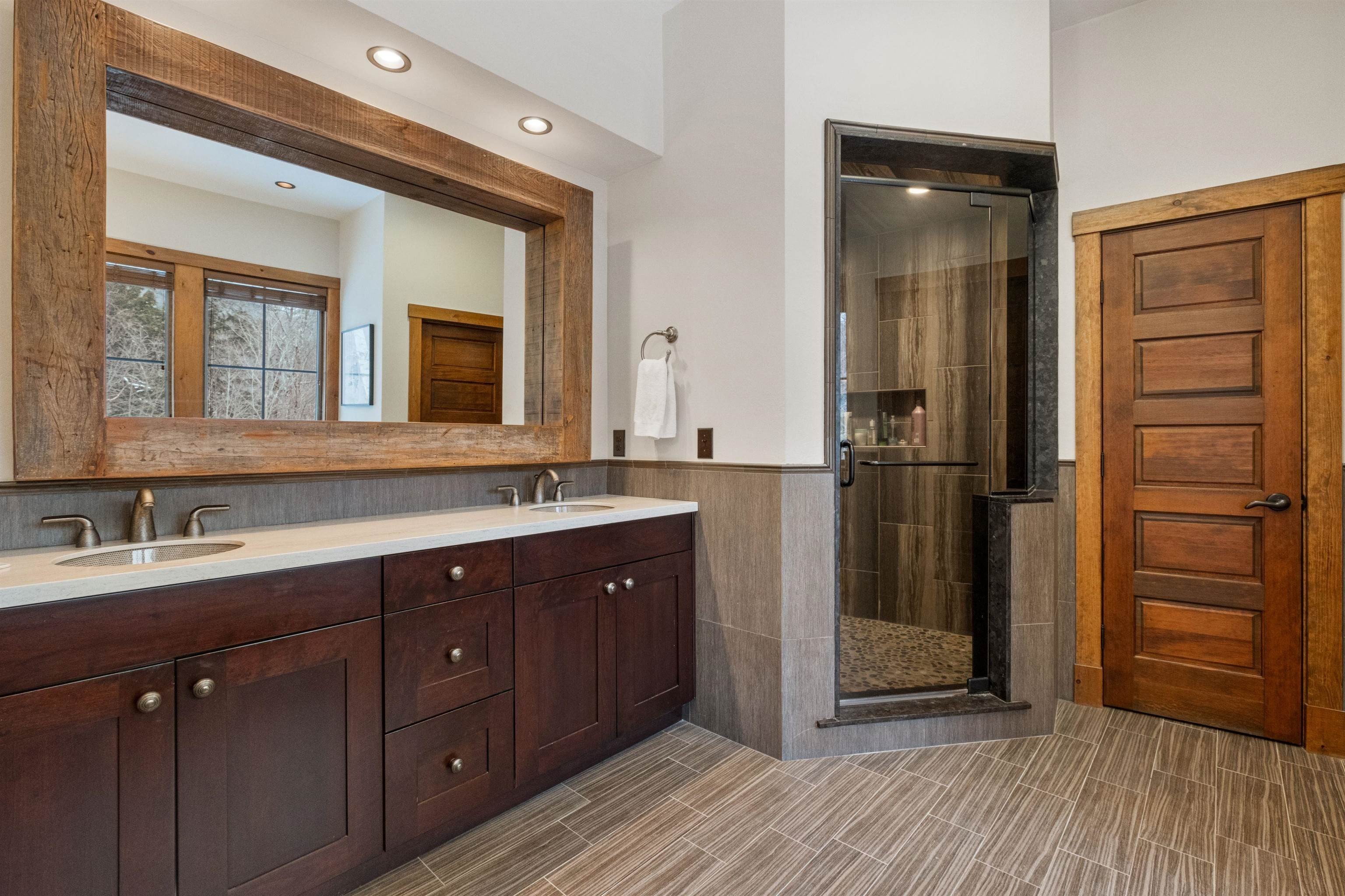 Lincoln, New Hampshire, 03251, United States, 7 Bedrooms Bedrooms, ,4 BathroomsBathrooms,Residential,For Sale,1983511