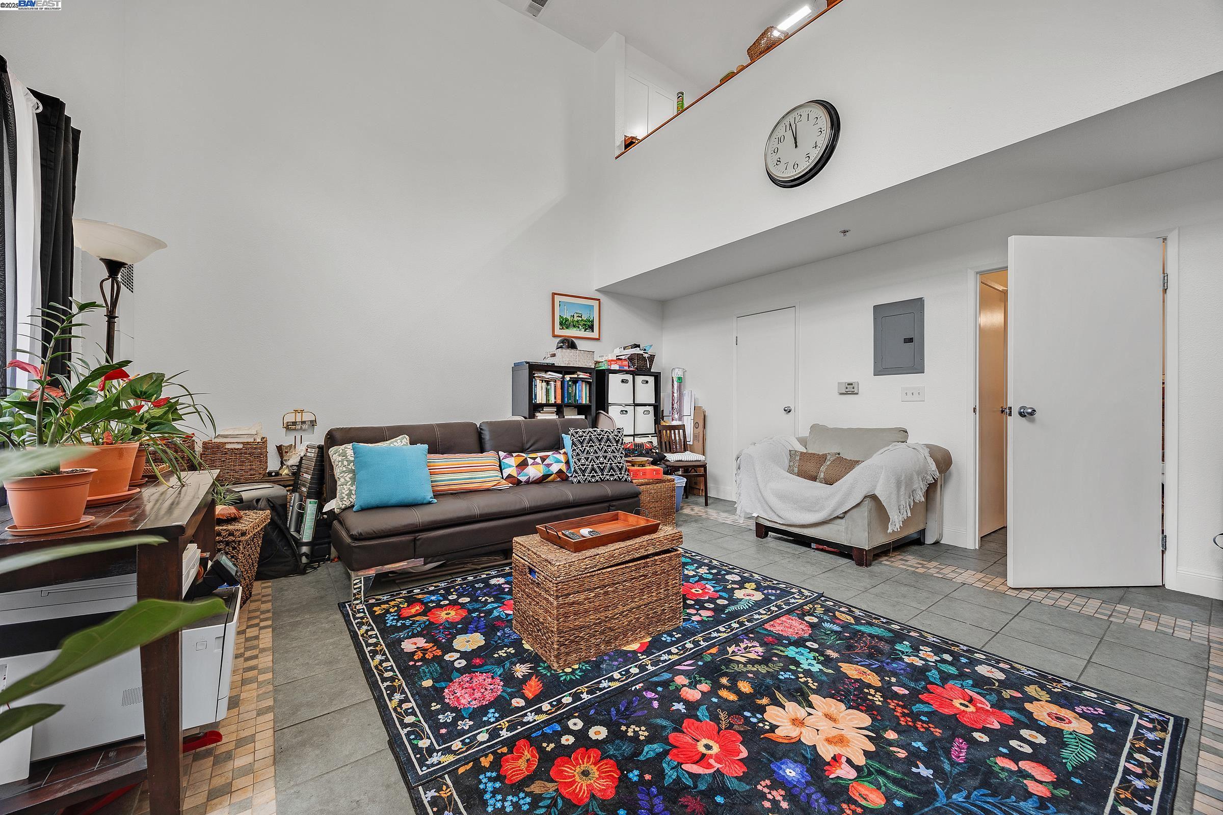 Emeryville, California, 94608, United States, 2 Bedrooms Bedrooms, ,1 BathroomBathrooms,Residential,For Sale,1907705