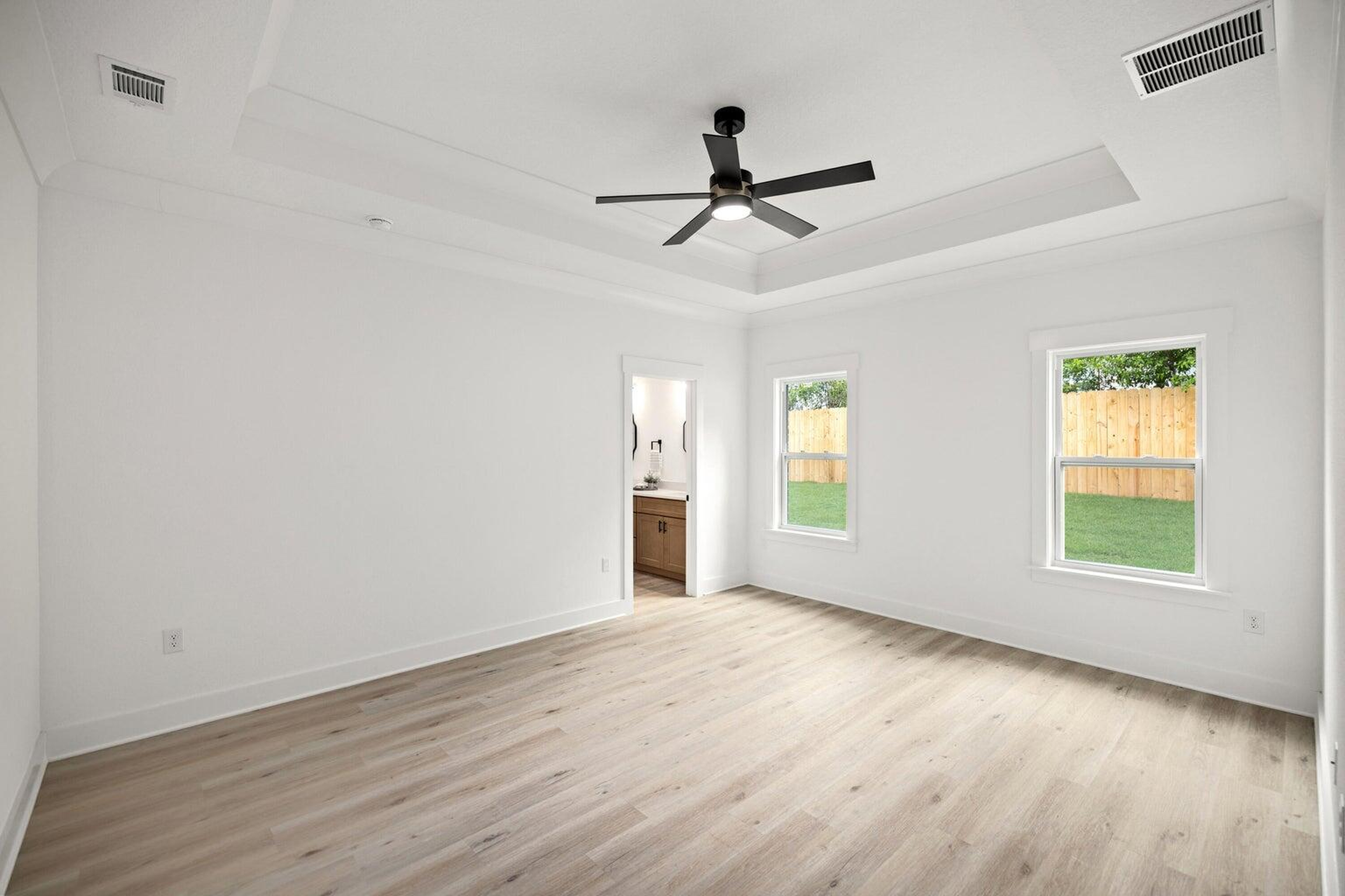 Brand-New Corner-Lot Home With Customizable Finishes And Three-Car Garage - 物件實景