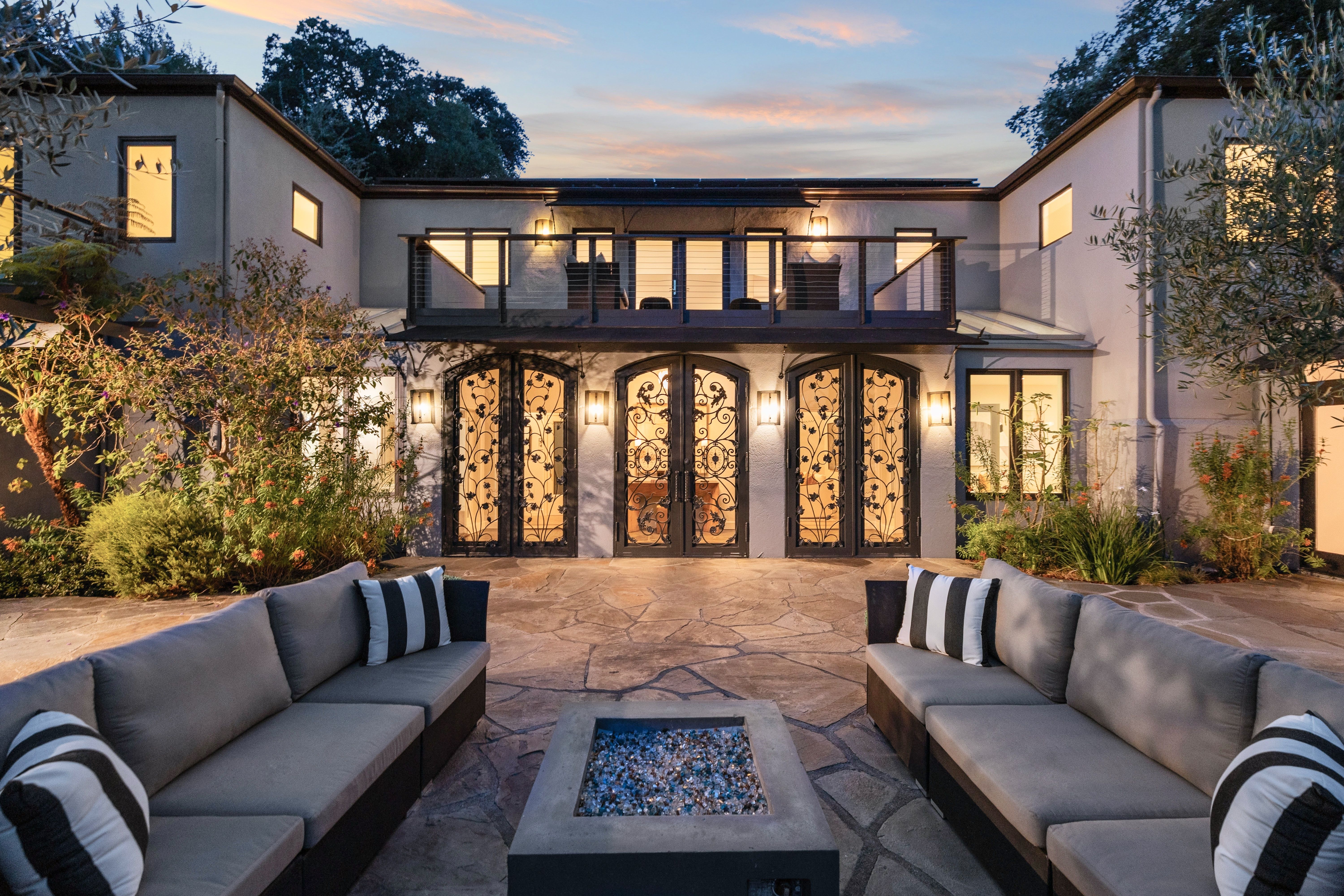  Resort Living in Sorich Park — Gated Mediterranean Estate With Pool and Views - 物件實景