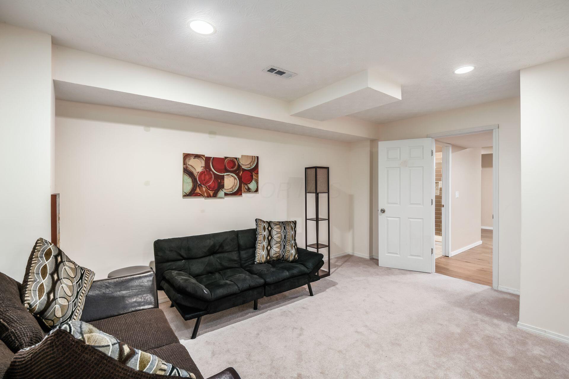 Hilliard, Ohio, 43026, United States, 4 Bedrooms Bedrooms, ,4 BathroomsBathrooms,Residential,For Sale,1965568