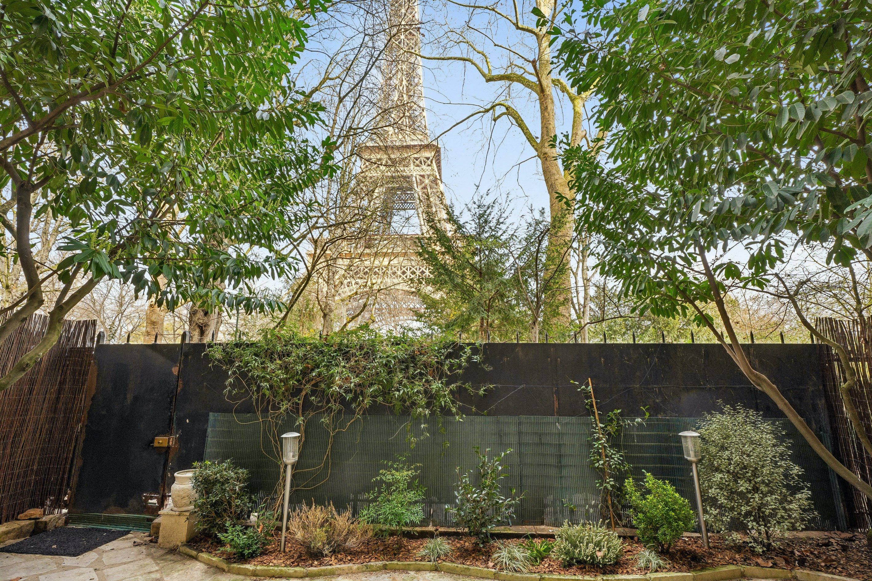  Off-Market – Exceptional Garden-Level Apartment Facing the Eiffel Tower - 物件實景