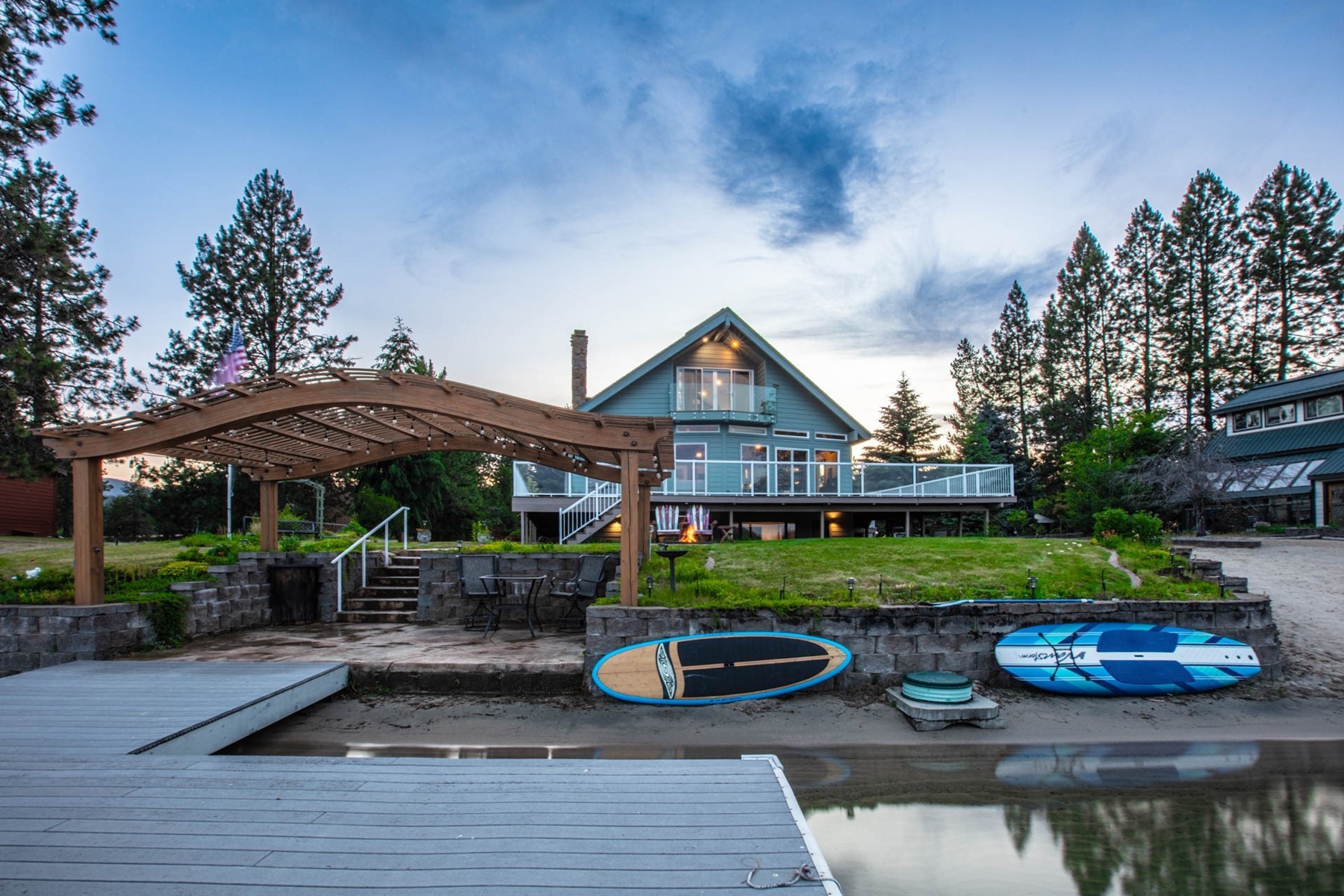  Renovated Waterfront Retreat with Private Dock & Guest Barn - 物件實景