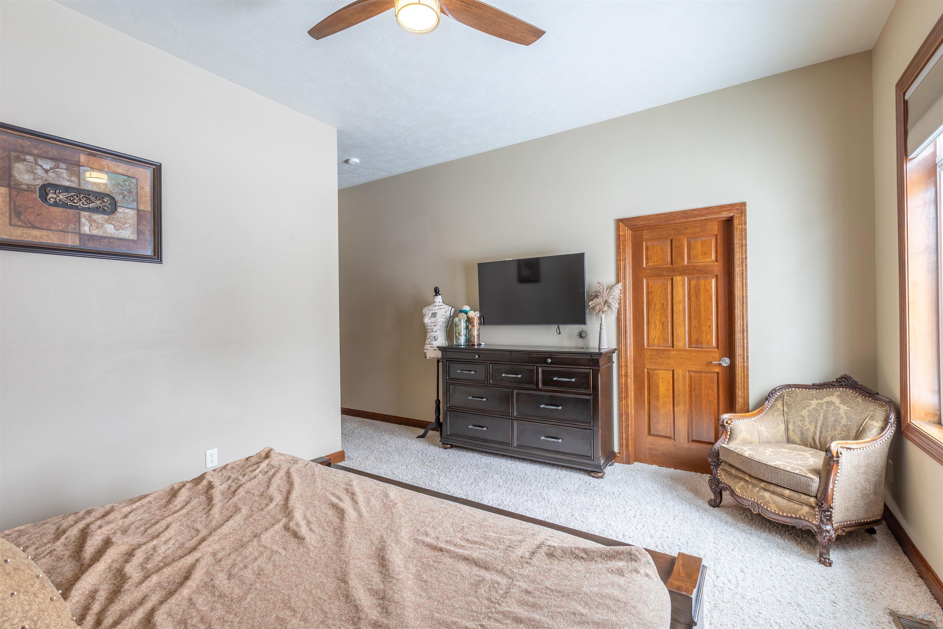 Sioux City, Iowa, 51106, United States, 5 Bedrooms Bedrooms, ,4 BathroomsBathrooms,Residential,For Sale,2002459