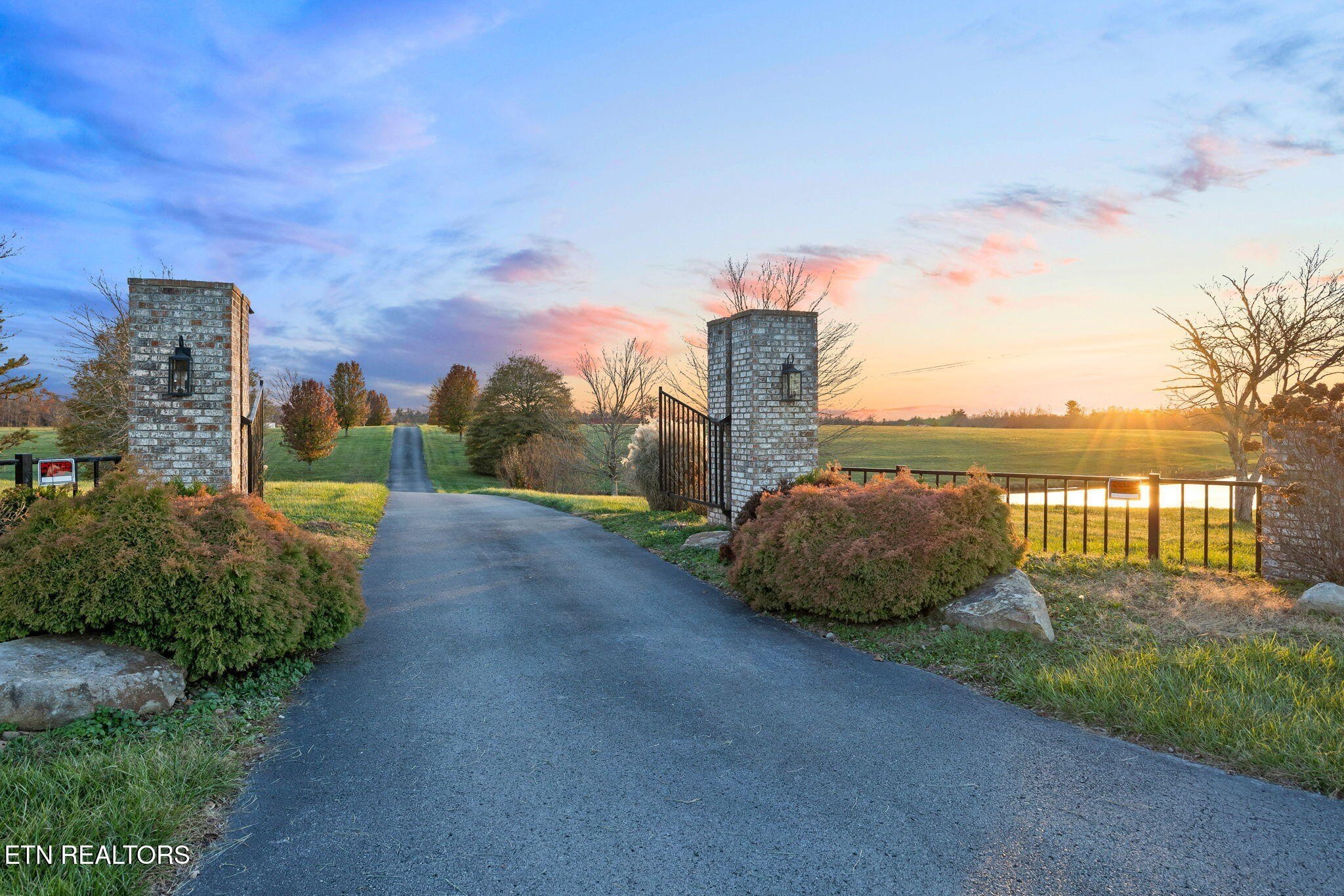 Deer Lodge, Tennessee, 37726, United States, 3 Bedrooms Bedrooms, ,4 BathroomsBathrooms,Residential,For Sale,1996492