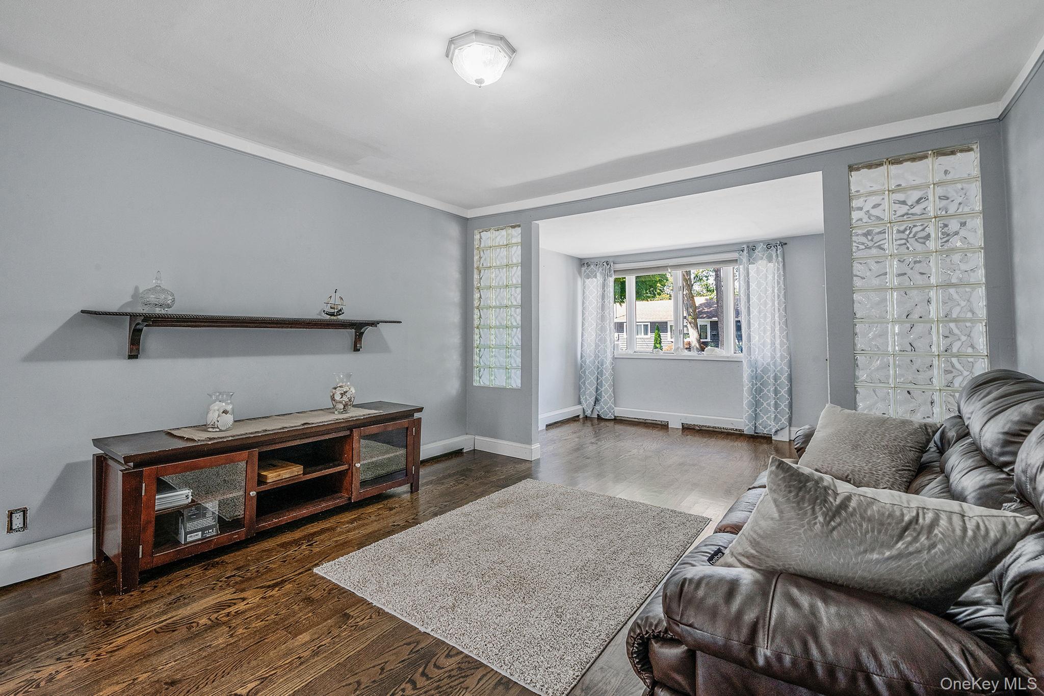 West Islip, New York, 11795, United States, 4 Bedrooms Bedrooms, ,4 BathroomsBathrooms,Residential,For Sale,1925742